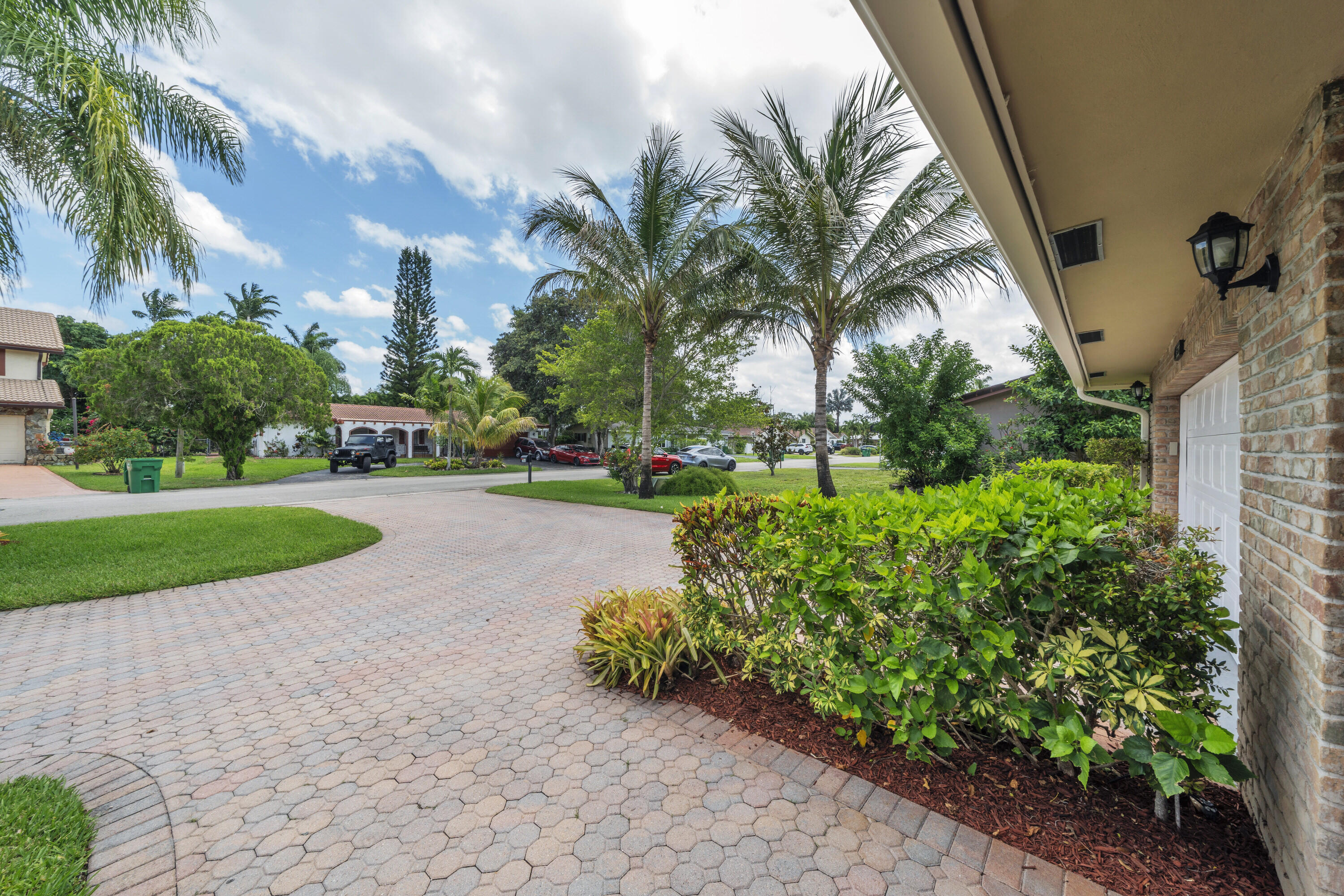 CORAL SPRINGS LAKES - Residential