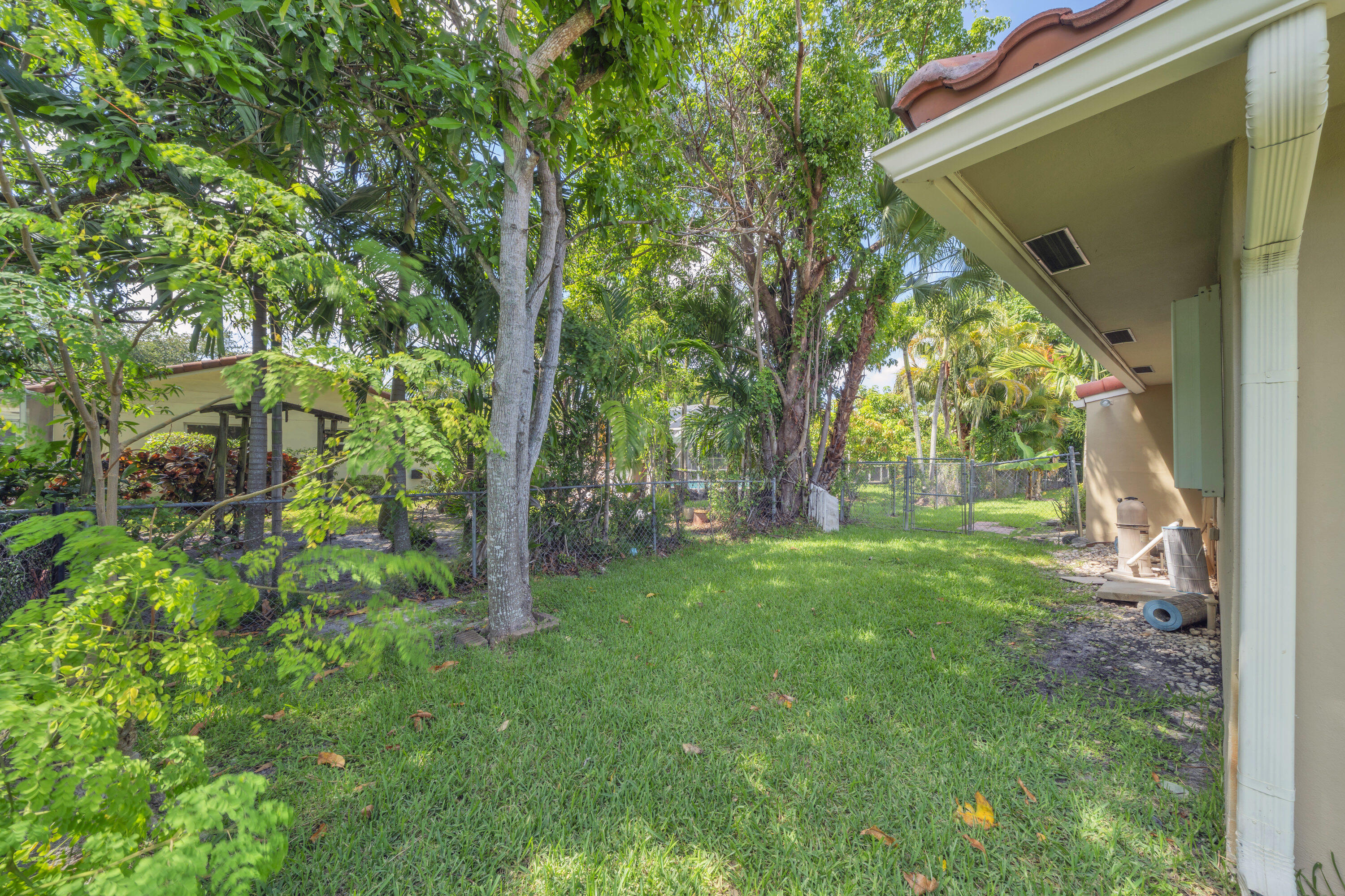 CORAL SPRINGS LAKES - Residential