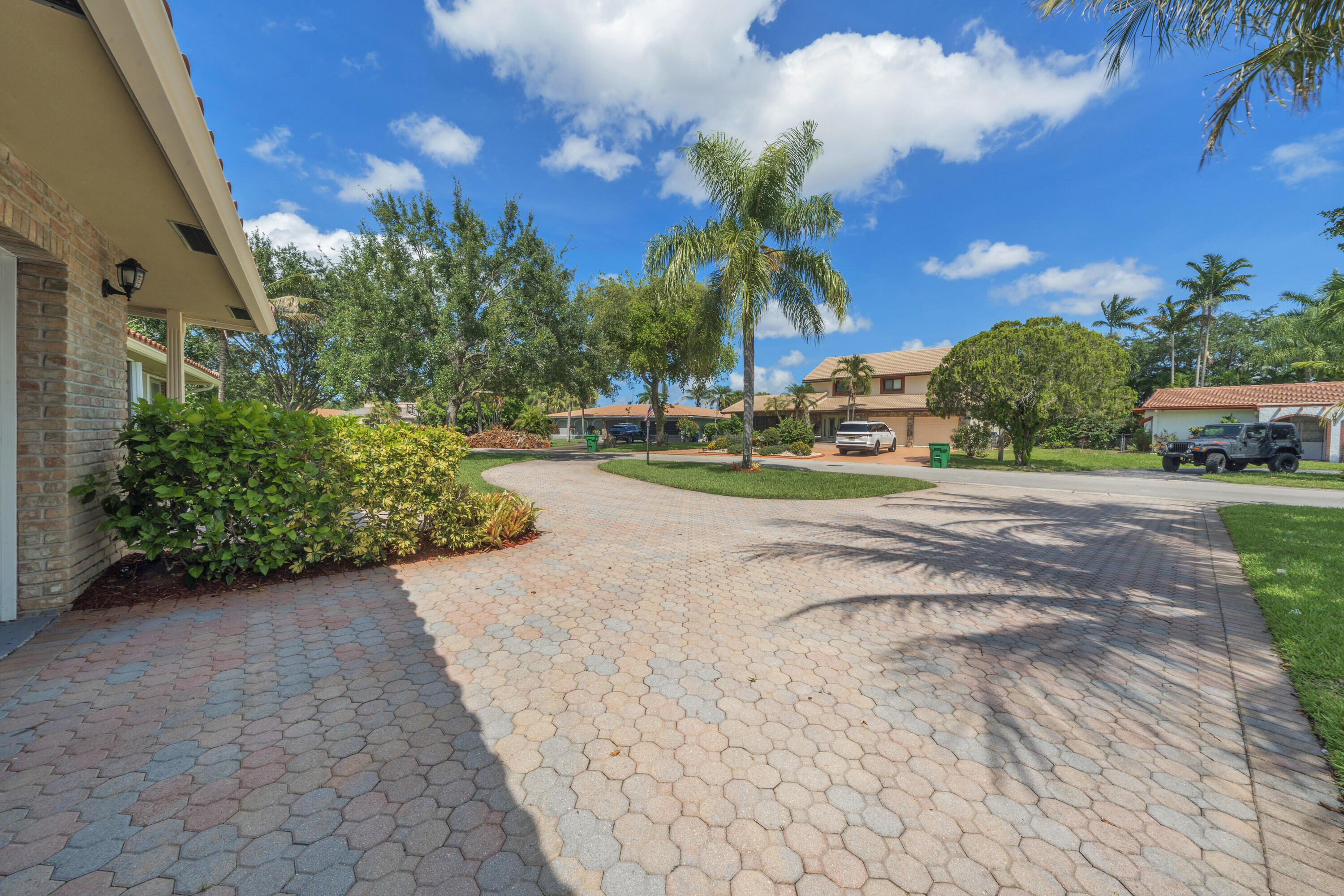 CORAL SPRINGS LAKES - Residential