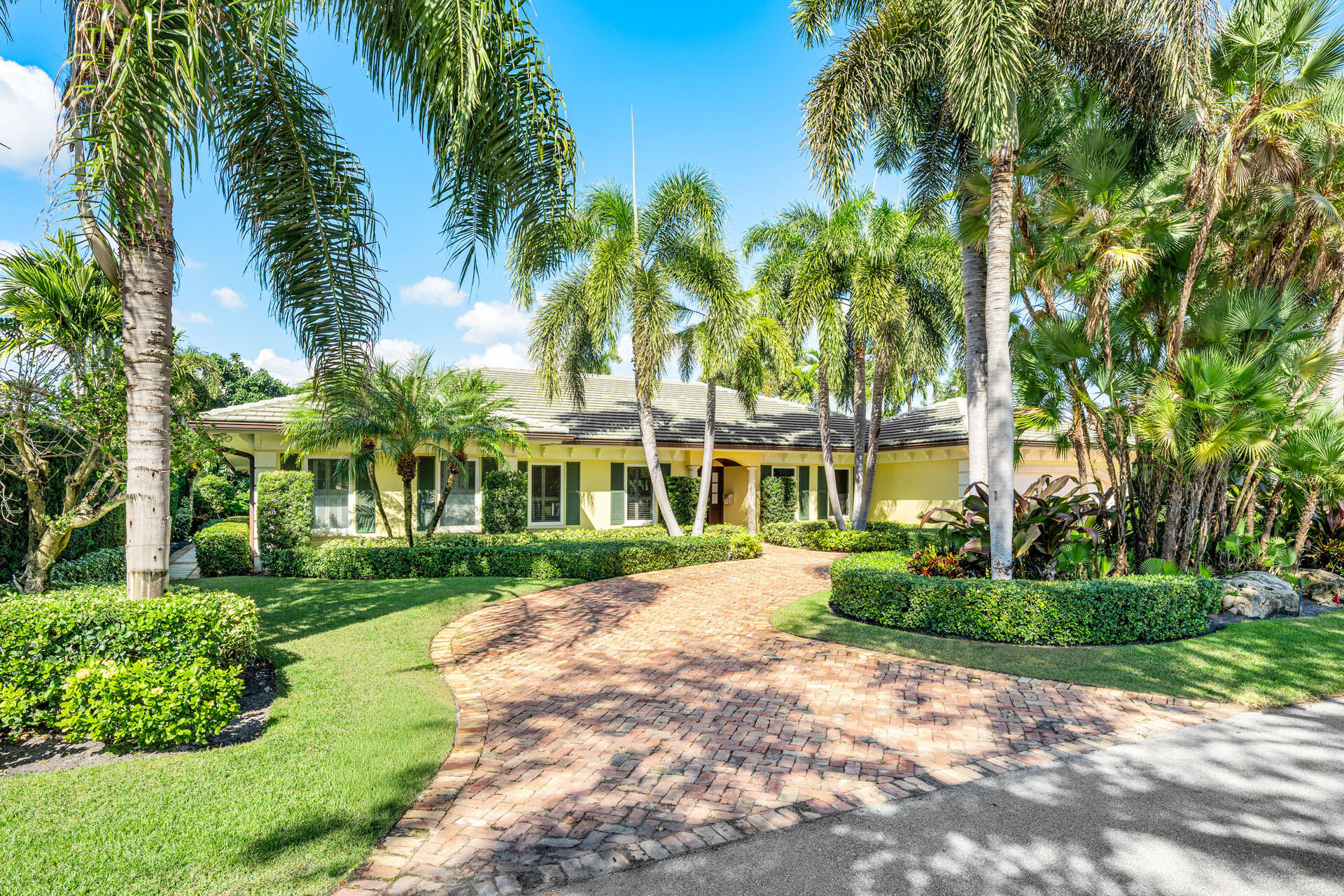 ROYAL PALM YACHT & COUNTRY CLUB - Residential