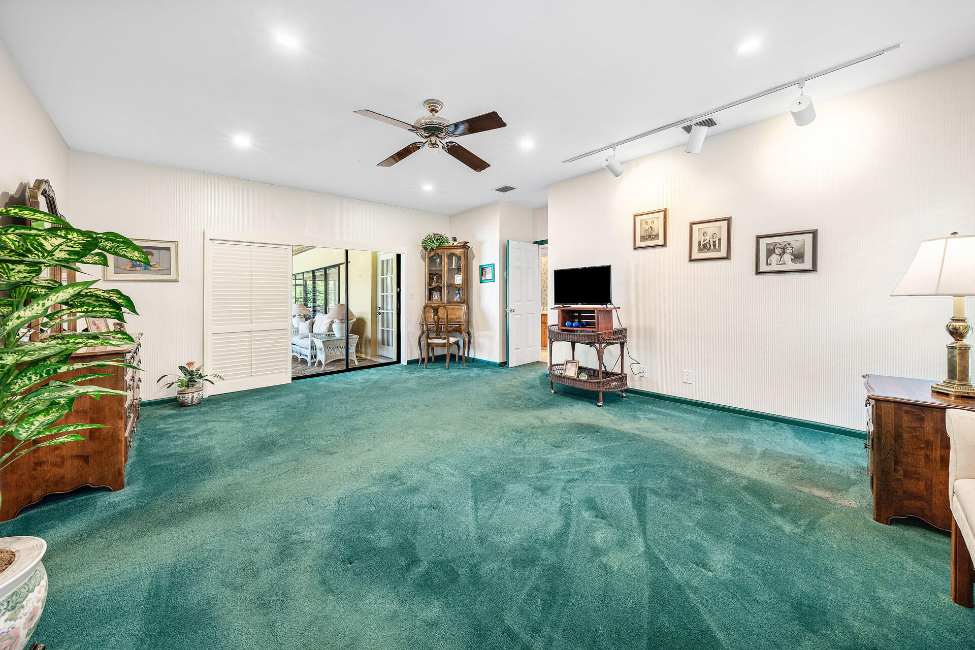 ROYAL PALM YACHT & COUNTRY CLUB - Residential