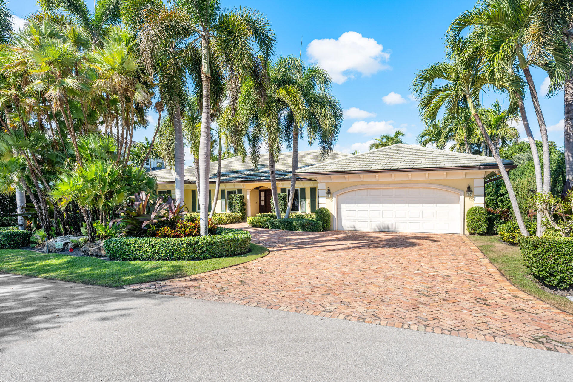 ROYAL PALM YACHT & COUNTRY CLUB - Residential