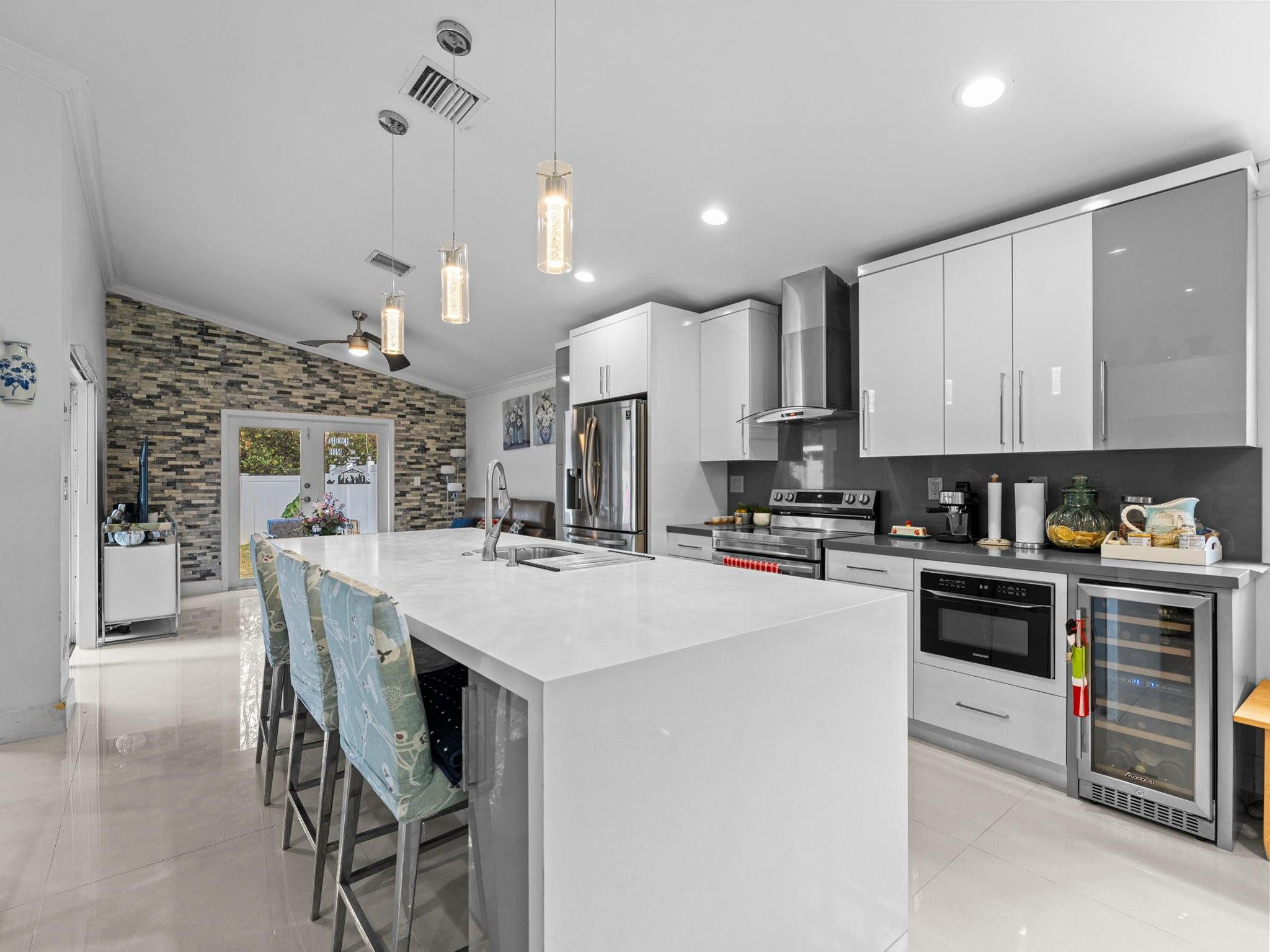 CRYSTAL POINTE - Residential
