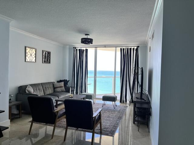 LA PERLA CONDO - Residential Lease