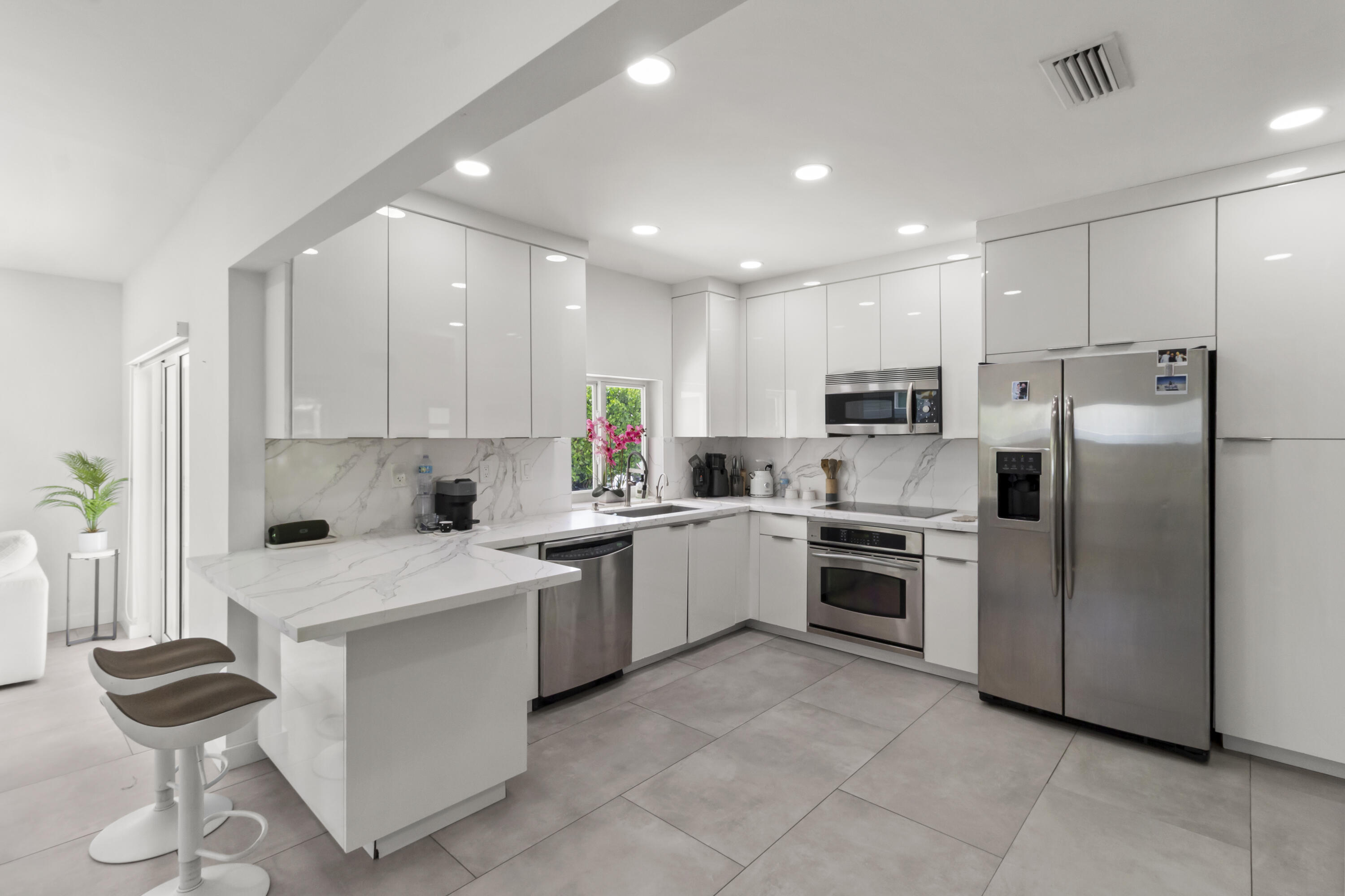 HIGHLAND GARDENS 3RD ADDN - Residential Lease