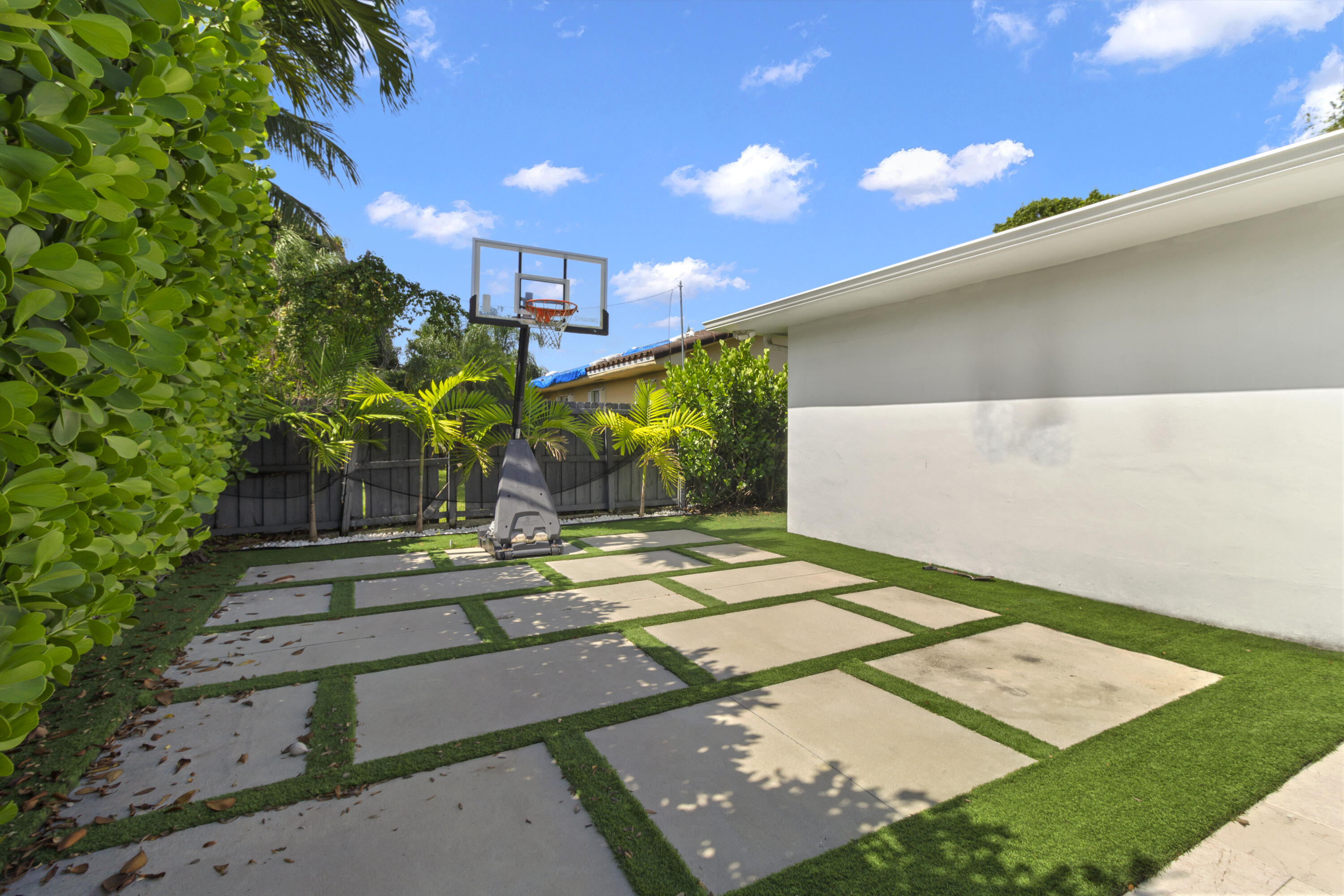 HIGHLAND GARDENS 3RD ADDN - Residential Lease