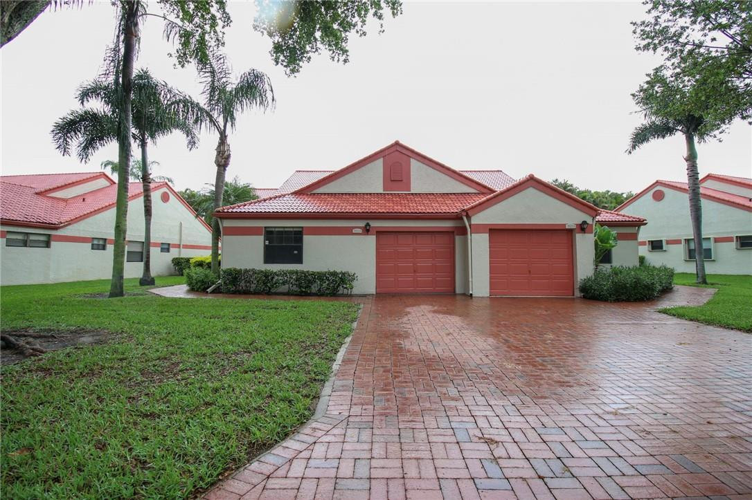 A FABULOUS CORNER UNIT, 3 BEDROOMS, 2 BATHS, WITH A LARGE SCREENED IN PORCH. ONE CAR GARAGE.MOVIE NIGHT, LADIES CLUB, MEN'S  CLUB, BOWLING,  CULTURAL GROUPS.  HOMEOWNERS ASSOCIATION  FEES  COVER, LAWN CARE, OR ANY EXTERIOR  HOME CARE, INCLUDES  BUILDING, INSURANCE, CABLE, ROOF, PAINTING,  PEST CONTROL, LANDSCAPING, AND CLUB AMENITIES. CLOSE TO DOWNTOWN  DELRAY,  SHOPS, GREAT DINING OPTIONS, NIGHTLIFE, AND THE BEACH.  CLOSE TO I-95, AND THE TURNPIKE
