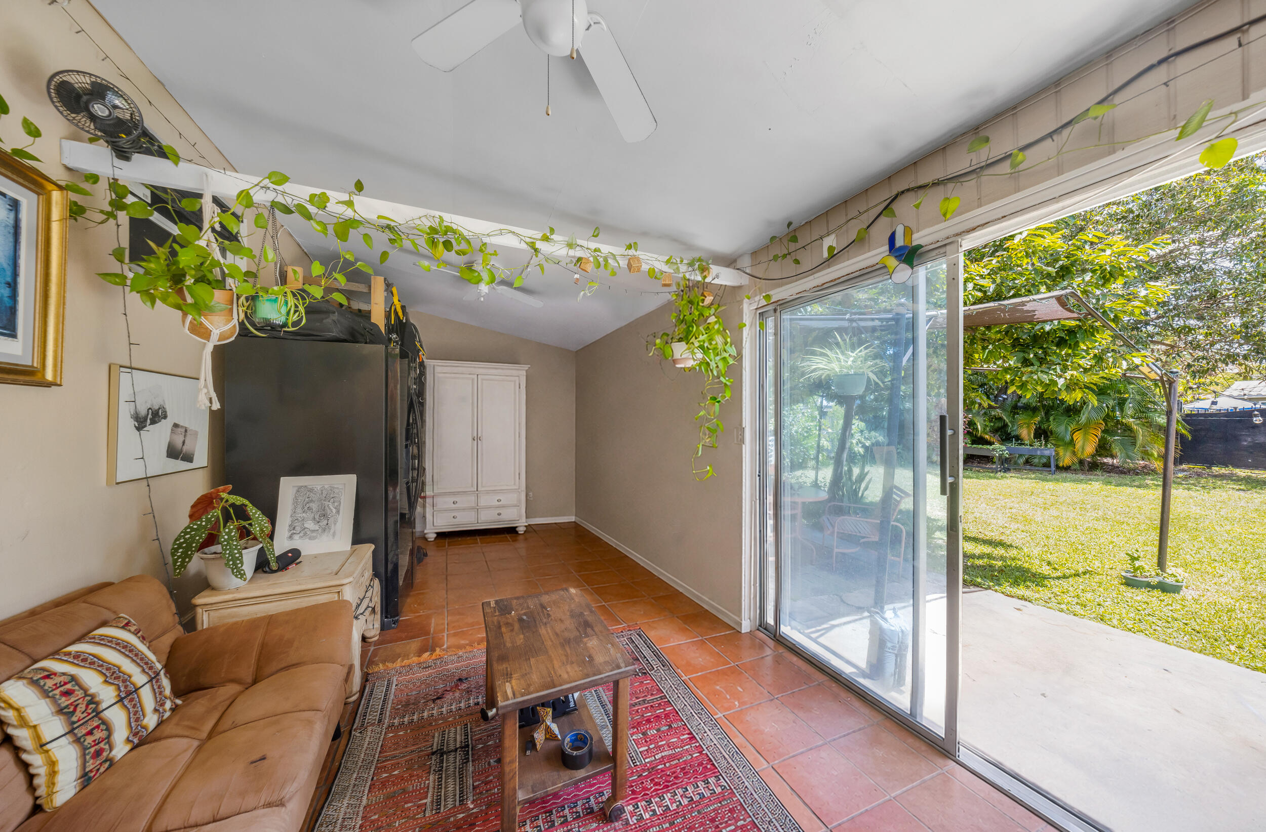 HOLLYWOOD PARK - Residential Lease