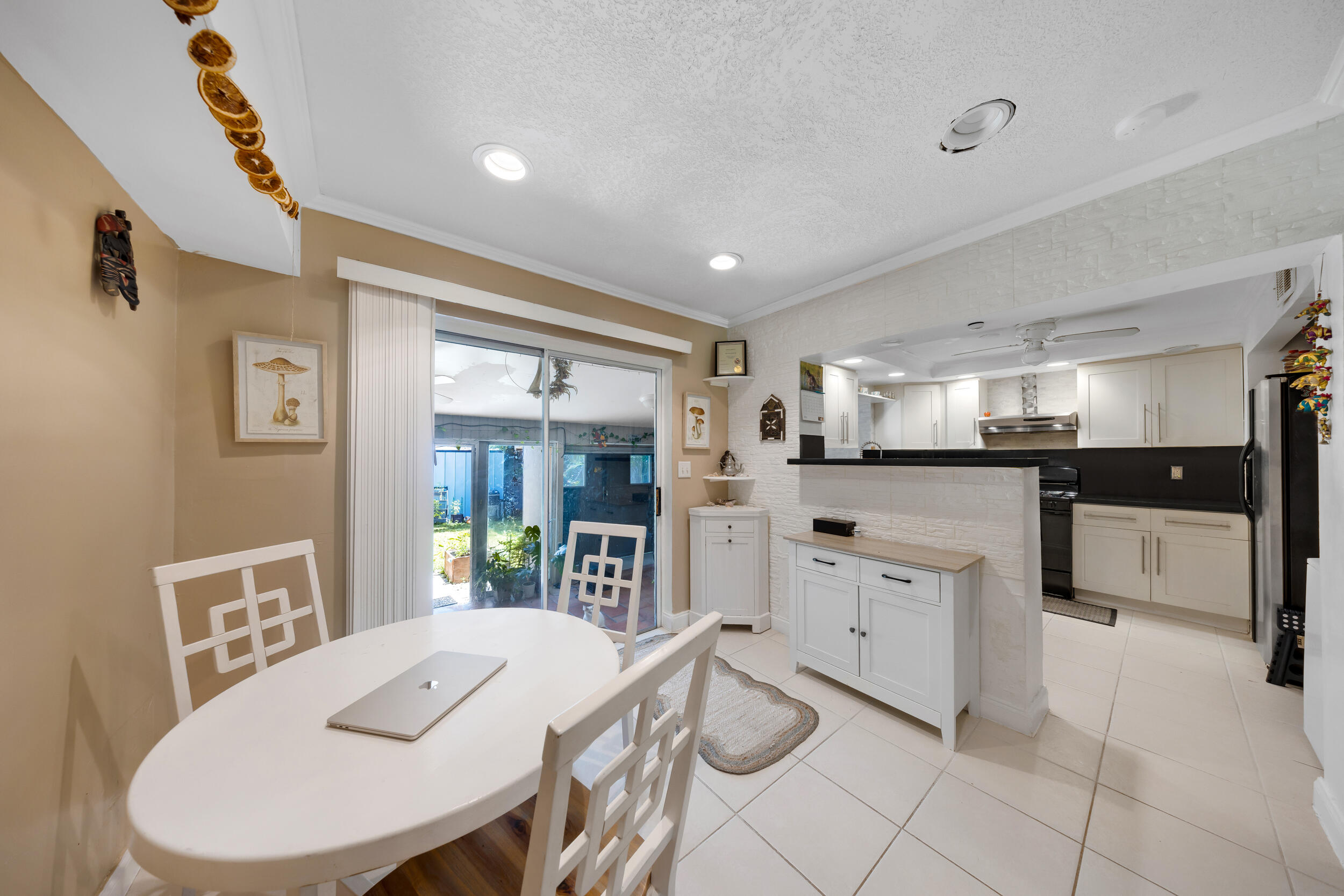 HOLLYWOOD PARK - Residential Lease