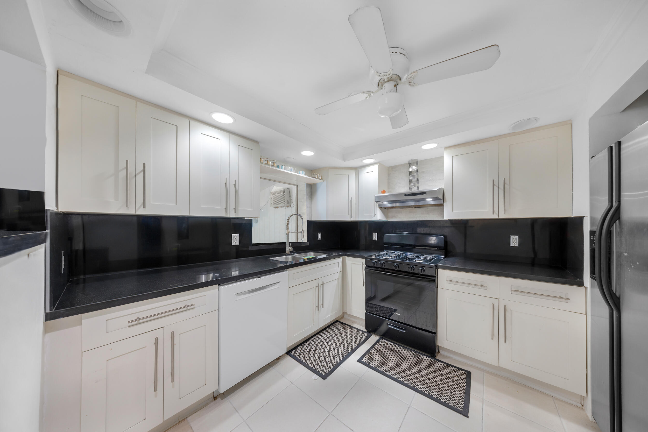 HOLLYWOOD PARK - Residential Lease