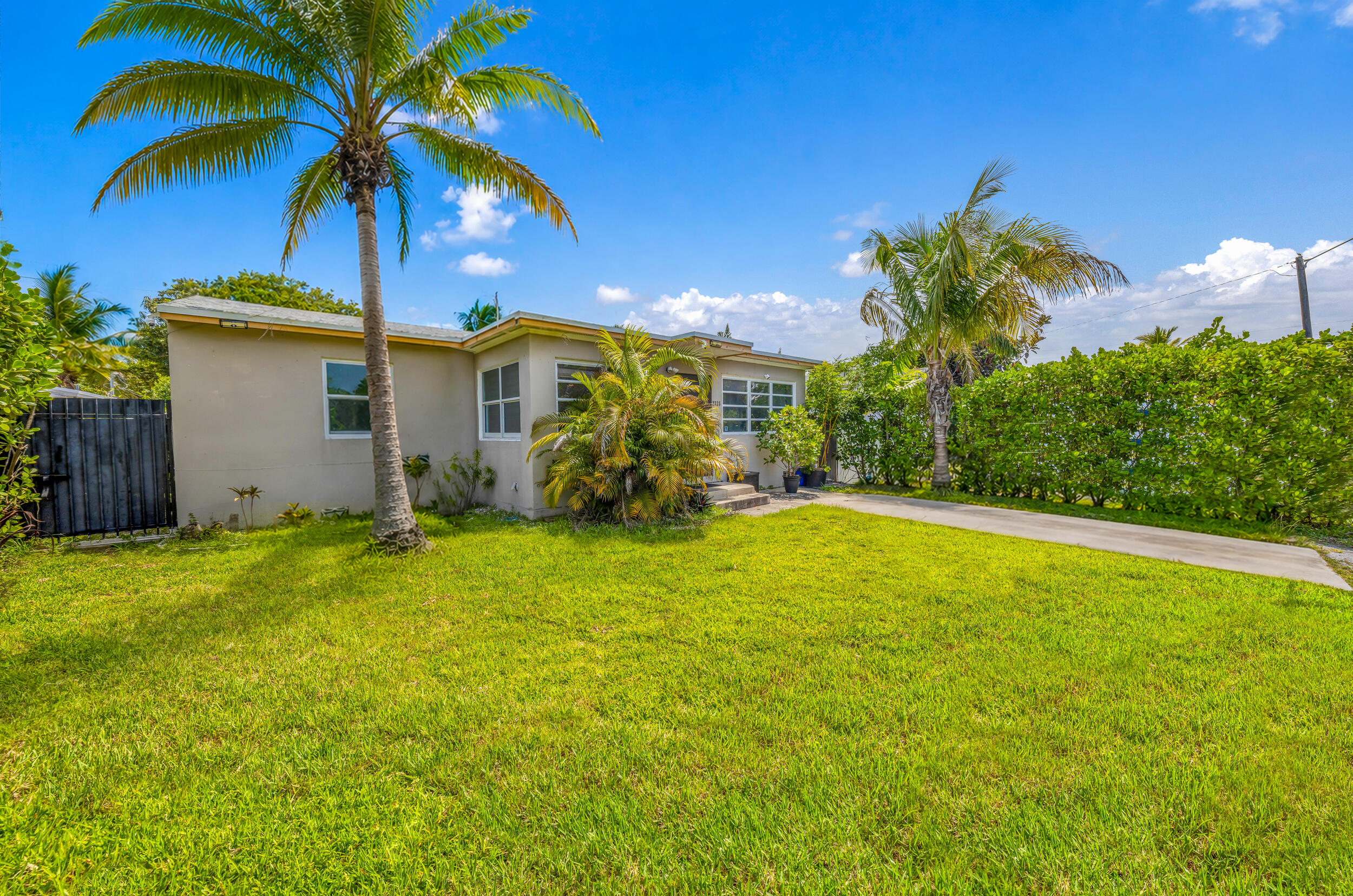 HOLLYWOOD PARK - Residential Lease