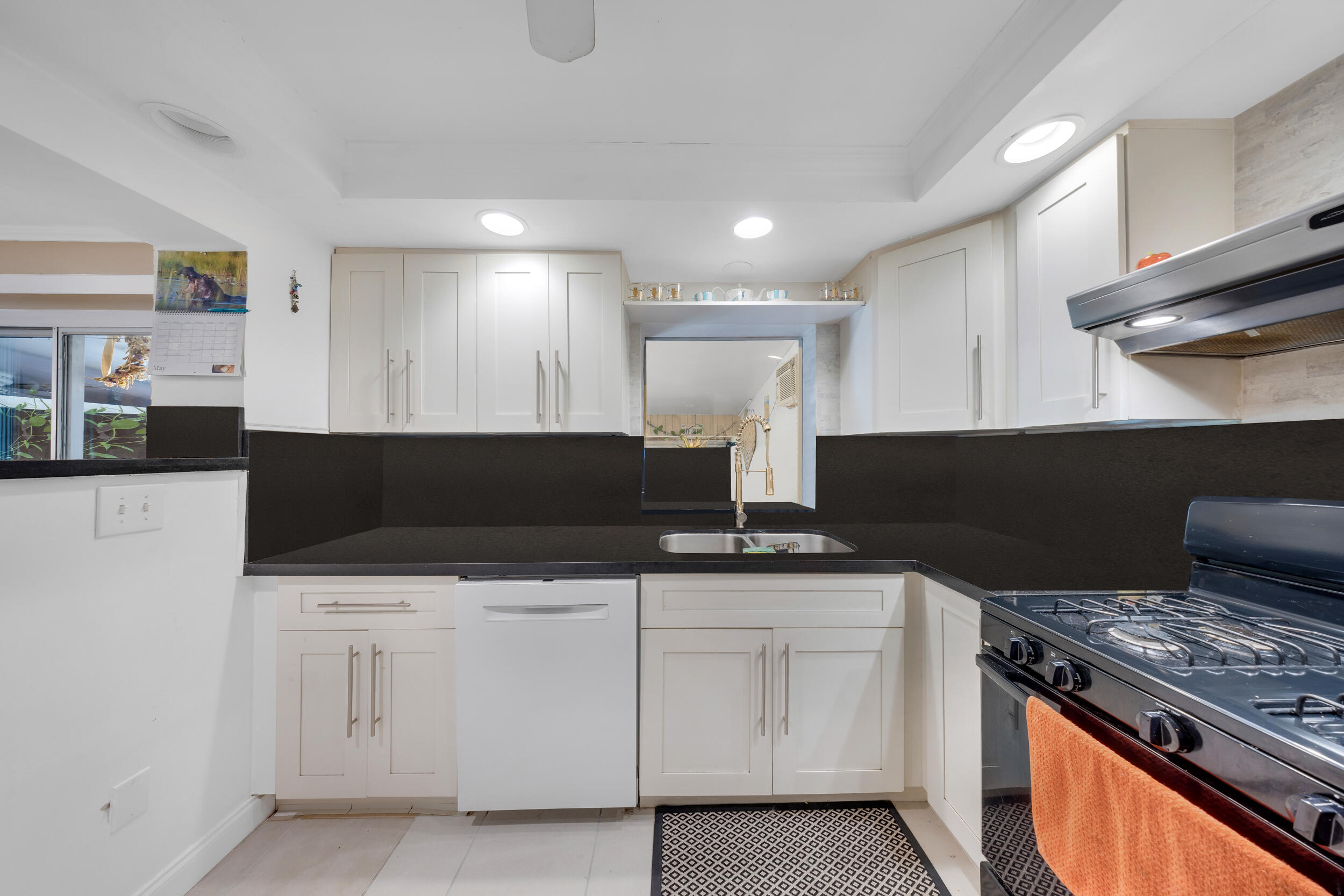 HOLLYWOOD PARK - Residential Lease
