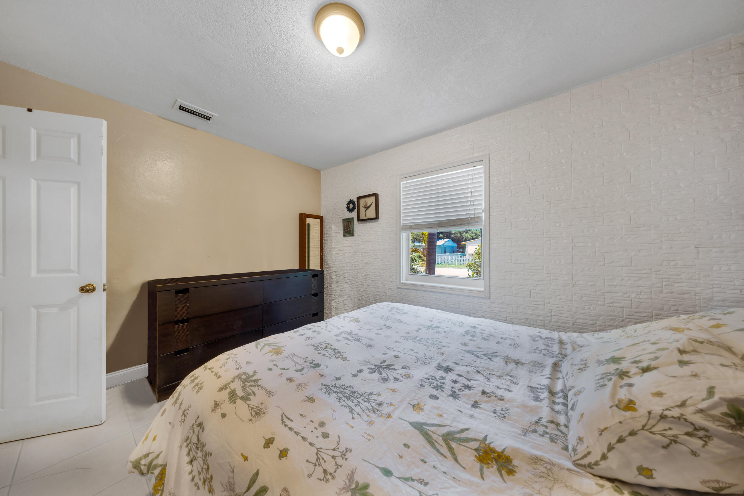 HOLLYWOOD PARK - Residential Lease