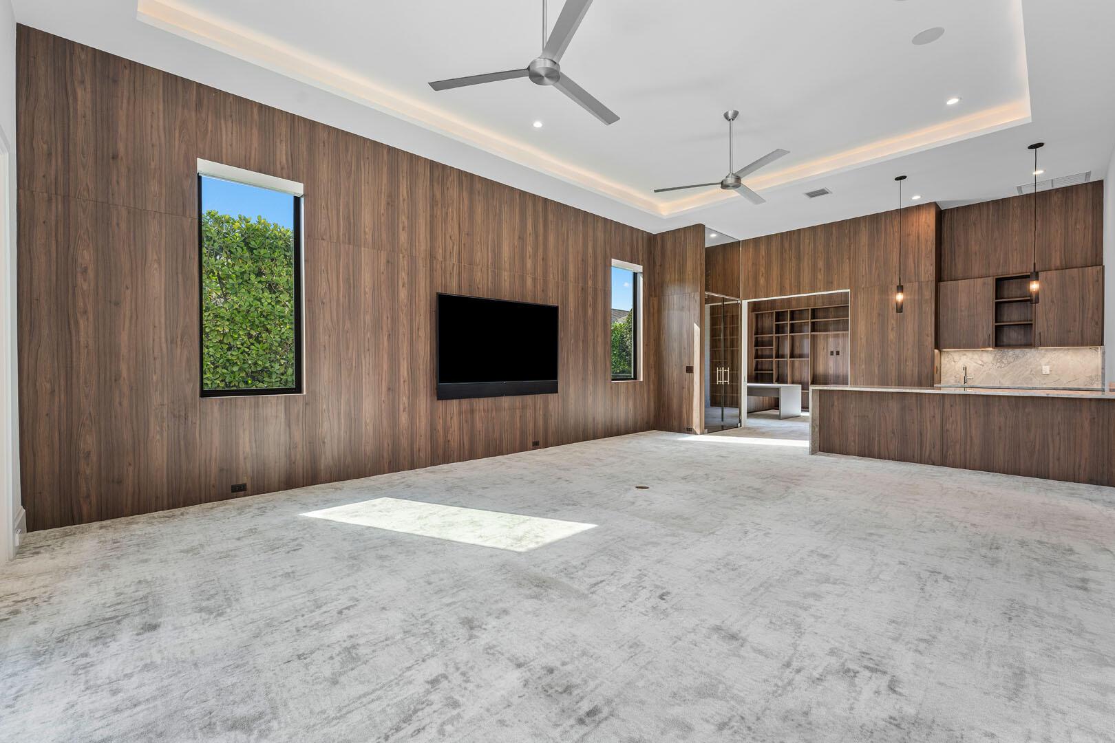 ROYAL PALM YACHT & COUNTRY CLUB - Residential