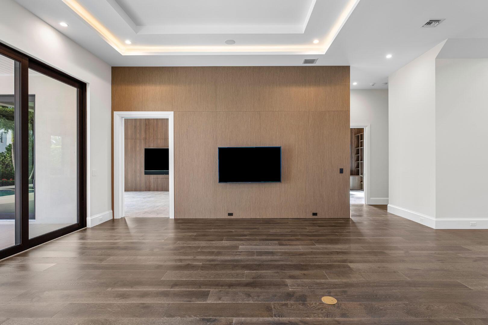 ROYAL PALM YACHT & COUNTRY CLUB - Residential