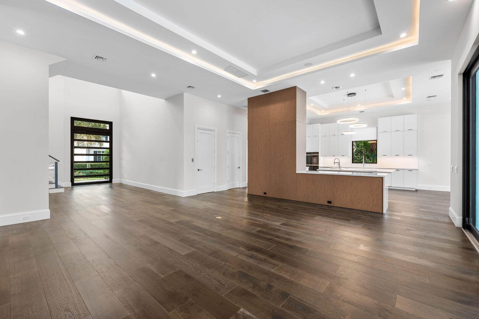 ROYAL PALM YACHT & COUNTRY CLUB - Residential