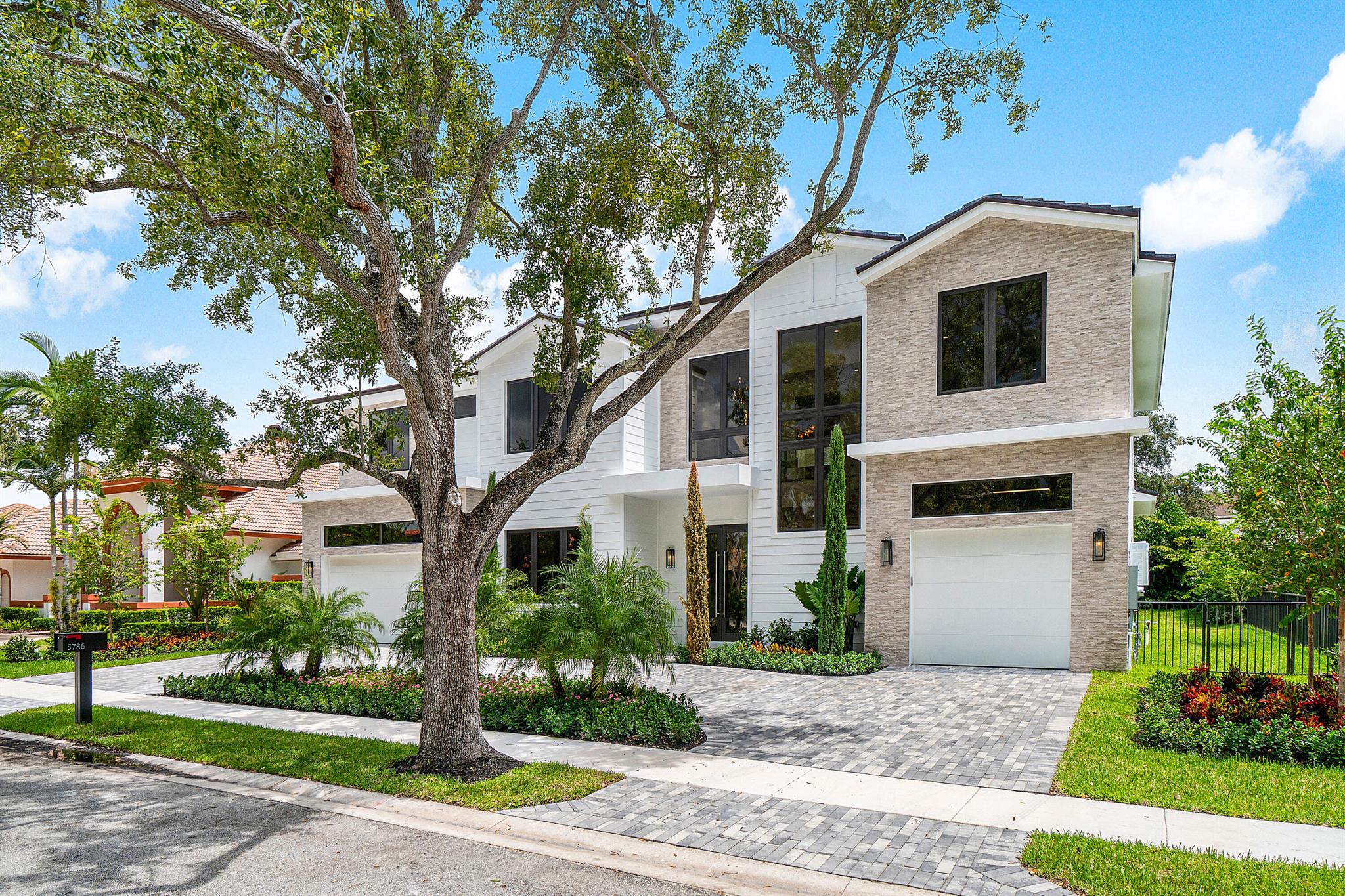 WOODFIELD COUNTRY CLUB - Residential