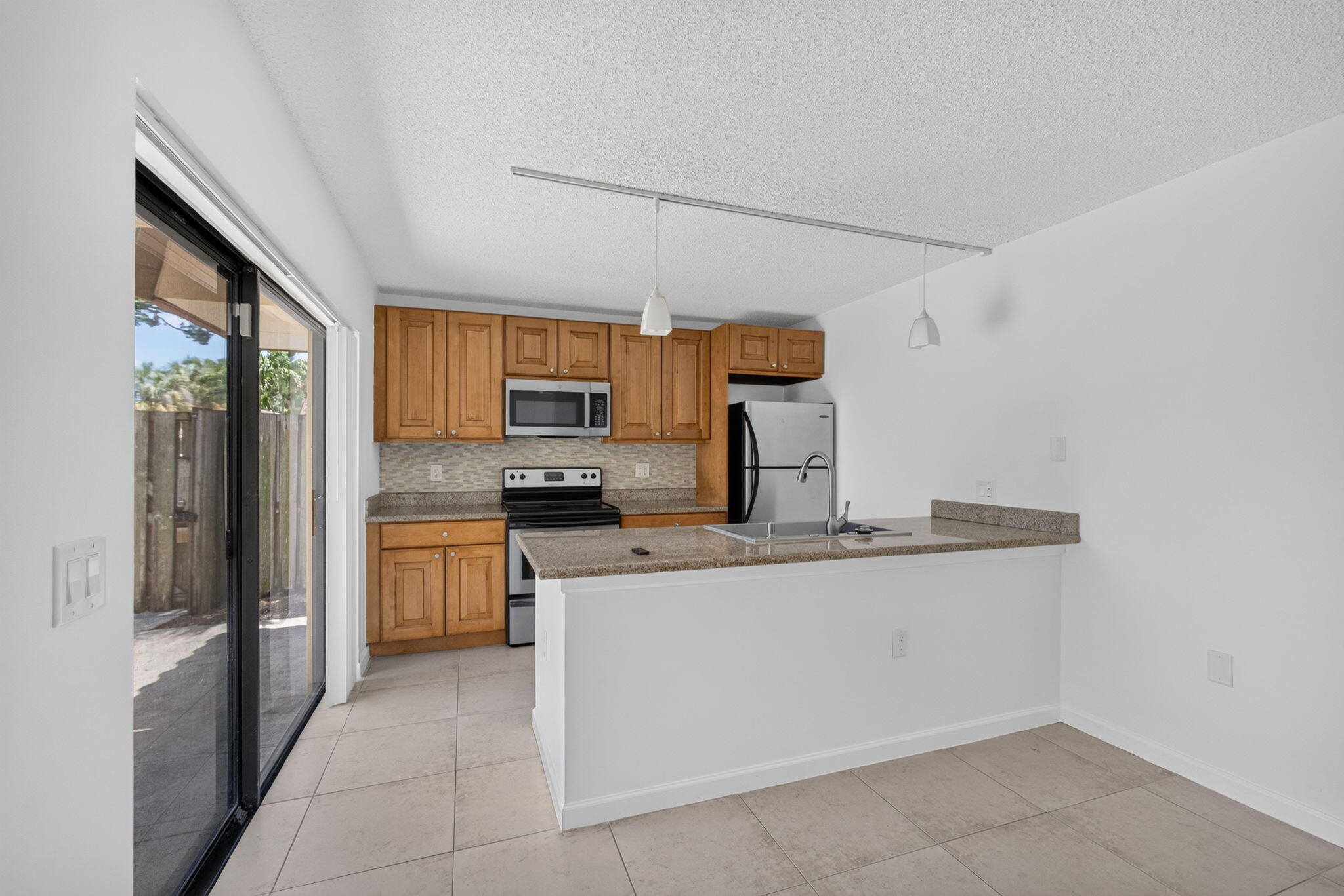 WATERSIDE LUXURY TOWNHOMES CONDO - Residential Lease