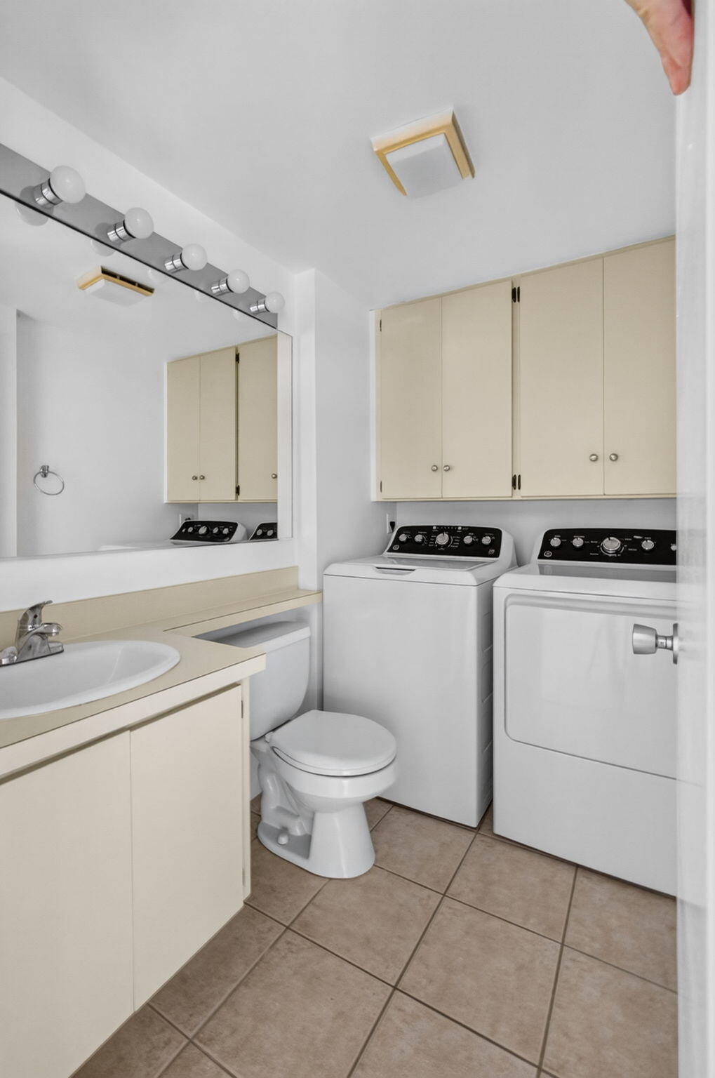 WATERSIDE LUXURY TOWNHOMES CONDO - Residential Lease