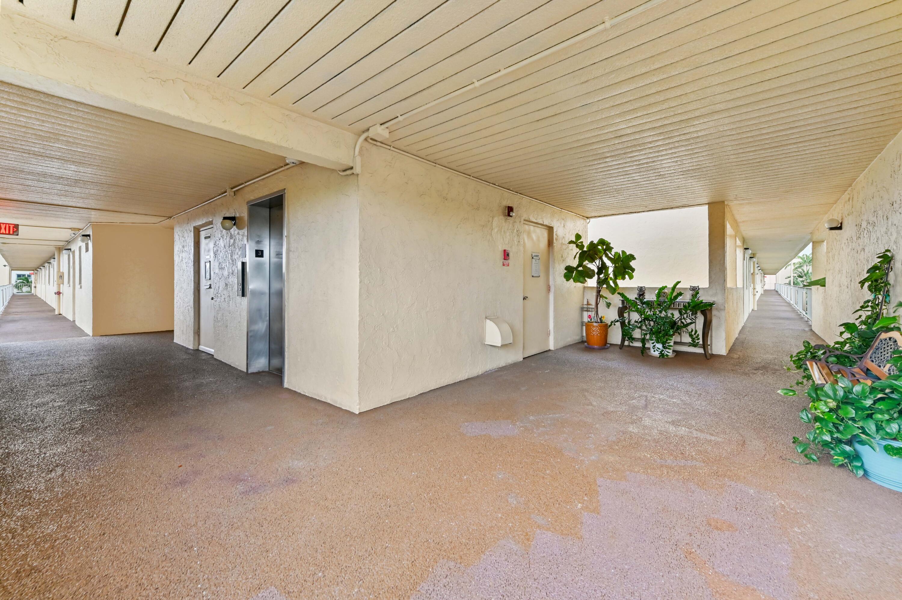 VILLAGE ROYALE GREENWOOD - Residential