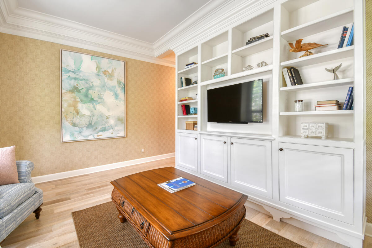 SEVEN OAKS ISLAND - Residential