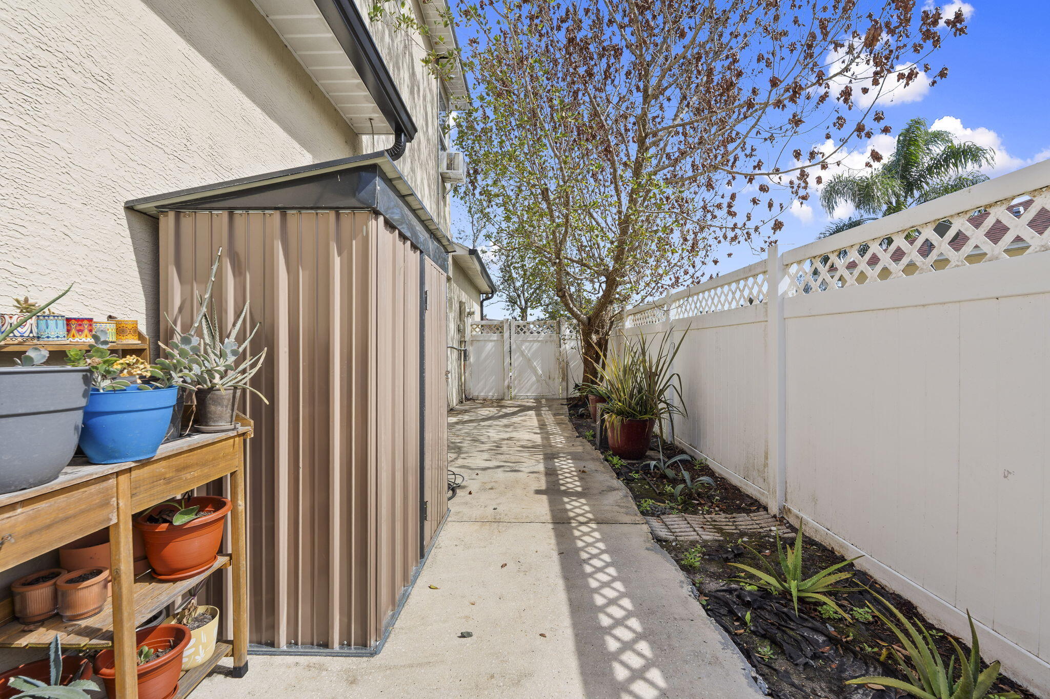 PALM LAKE GARDENS - Residential