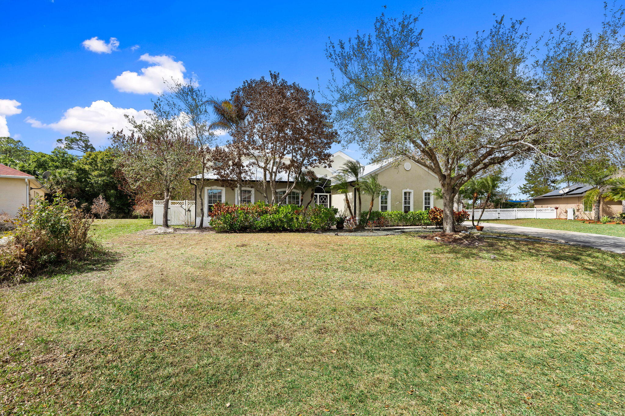PALM LAKE GARDENS - Residential