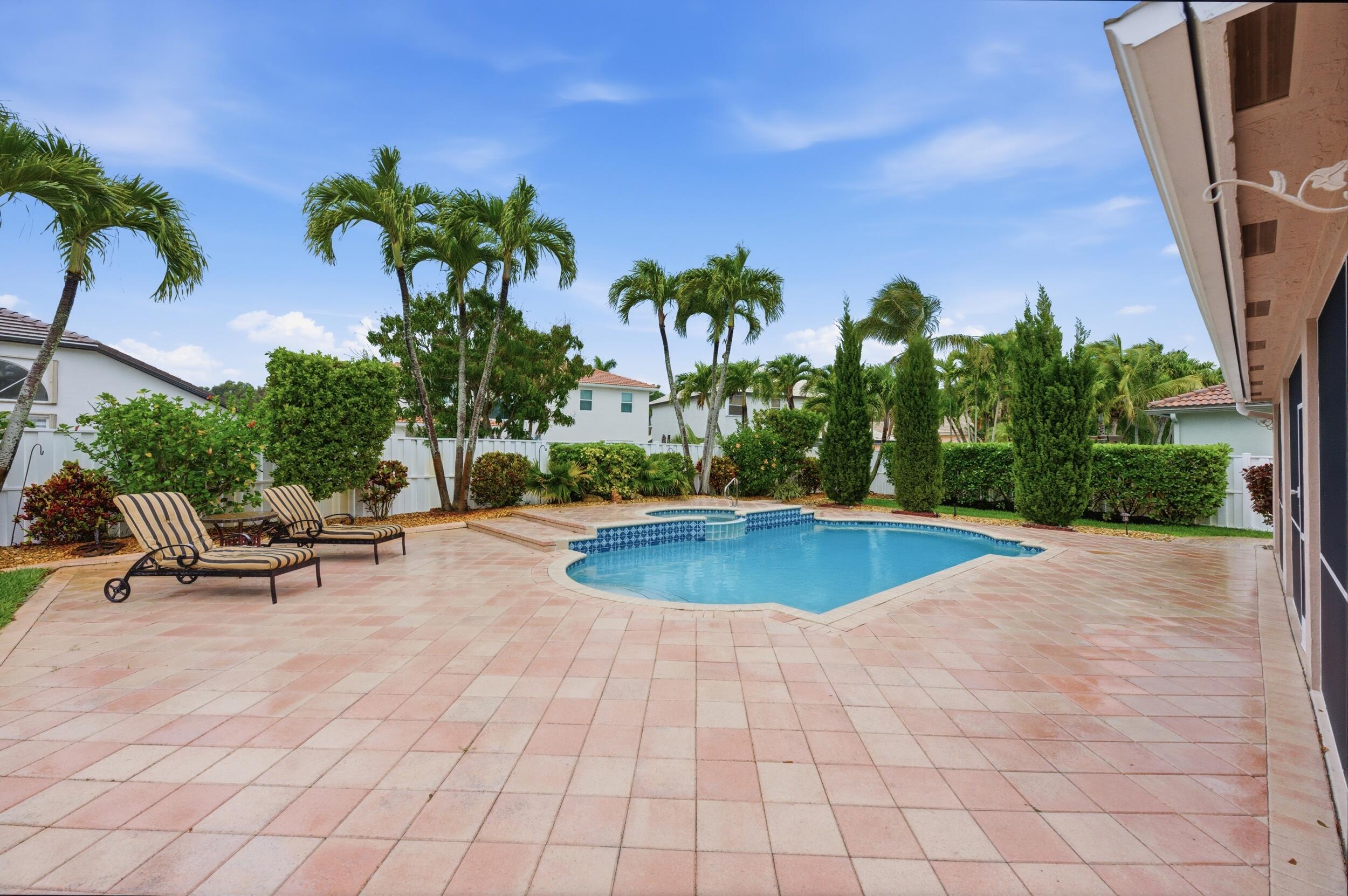 PEMBROKE SHORES - Residential