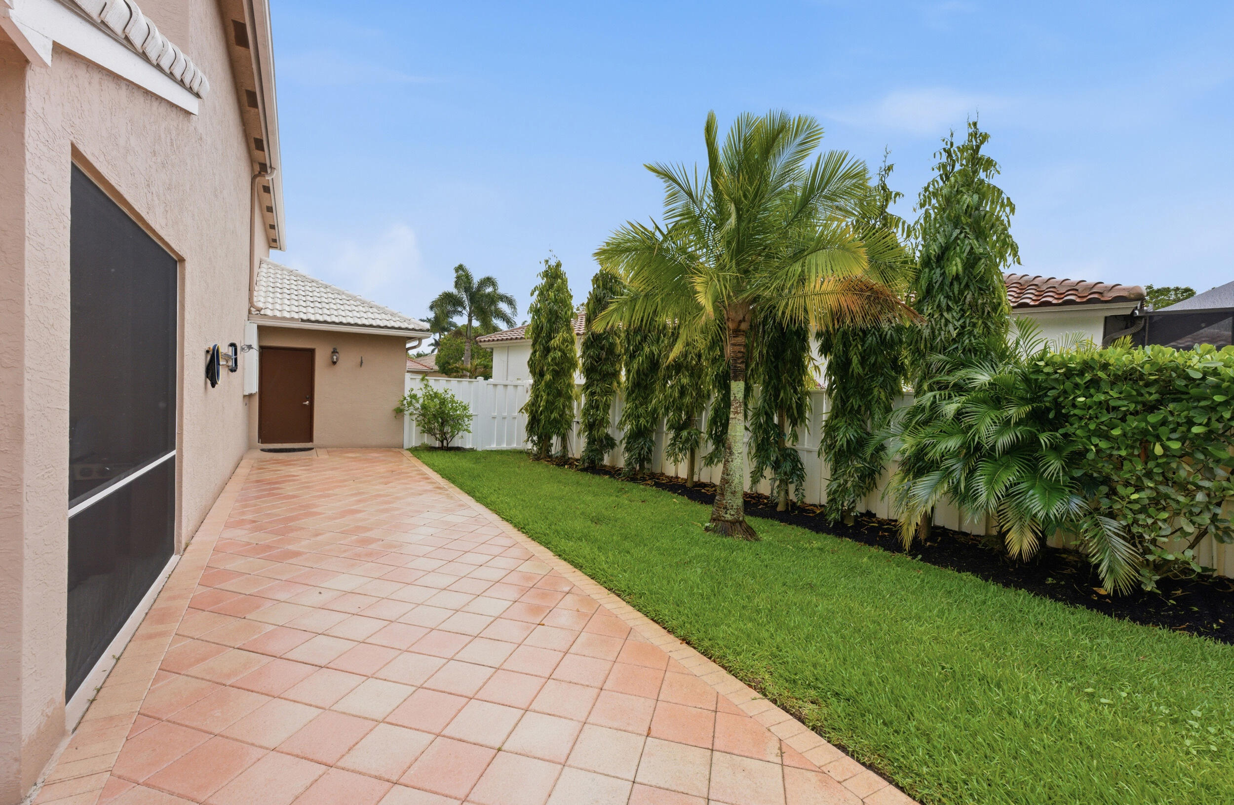 PEMBROKE SHORES - Residential