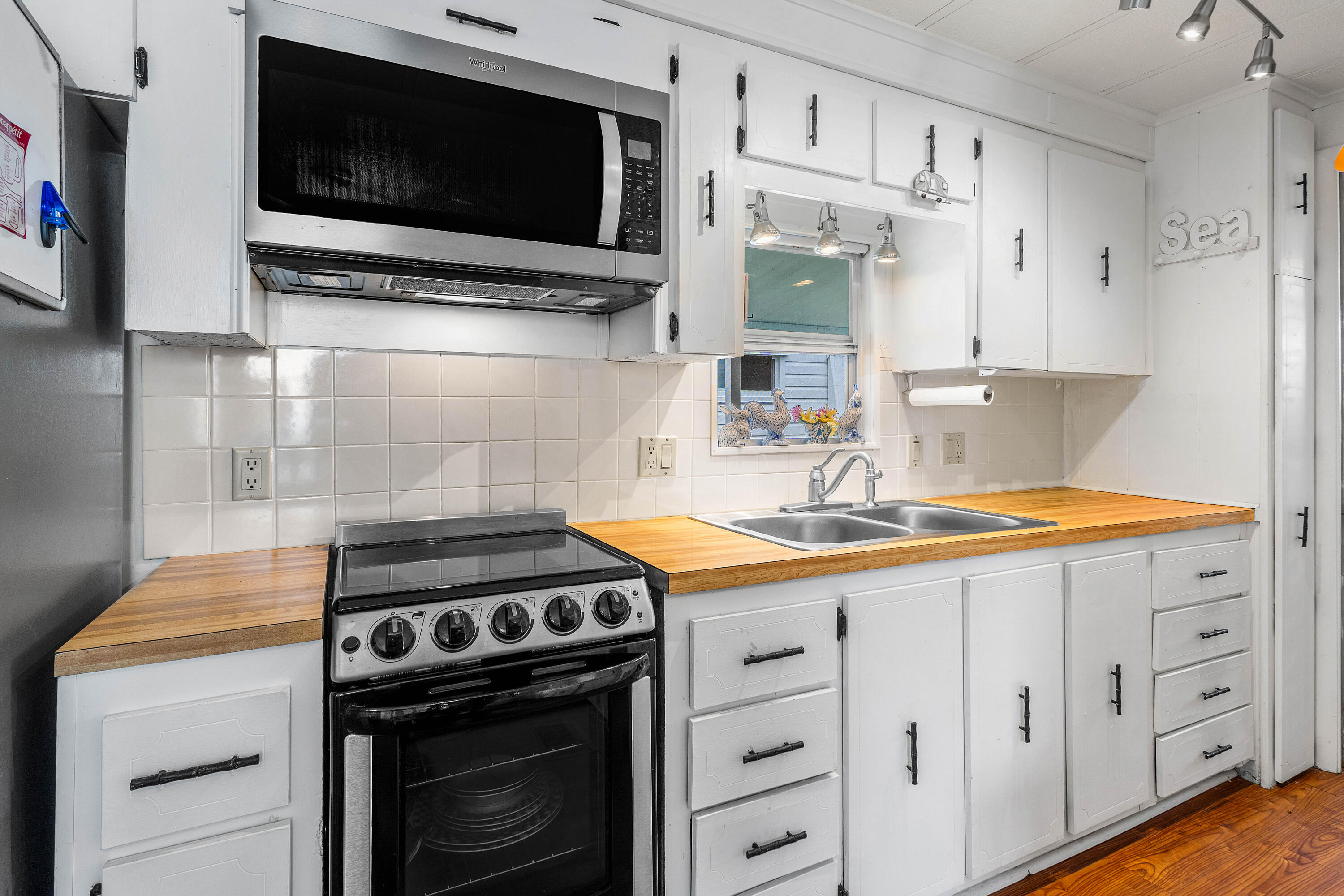 BRINY BREEZES INC - Residential Lease