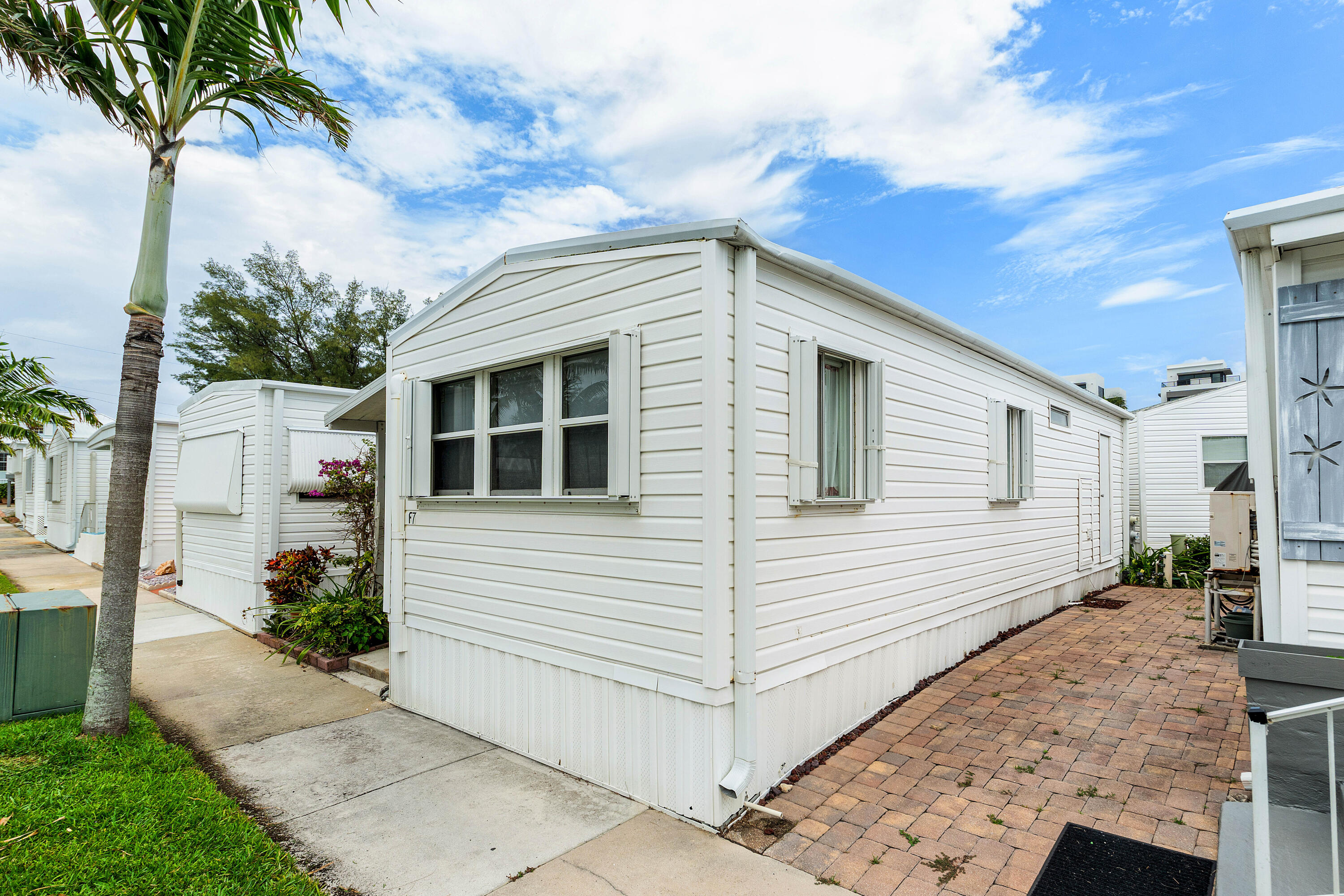 BRINY BREEZES INC - Residential Lease