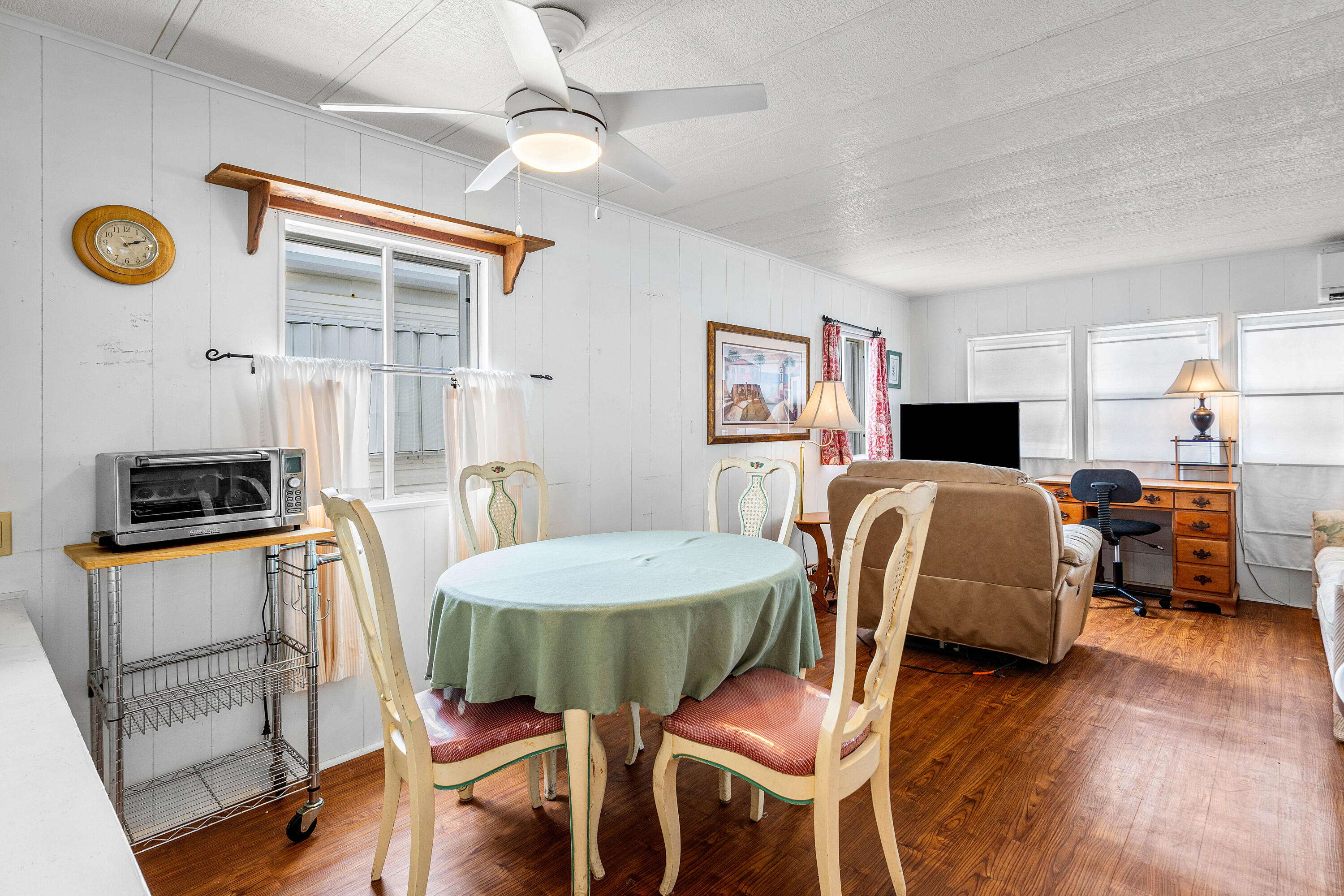 BRINY BREEZES INC - Residential Lease