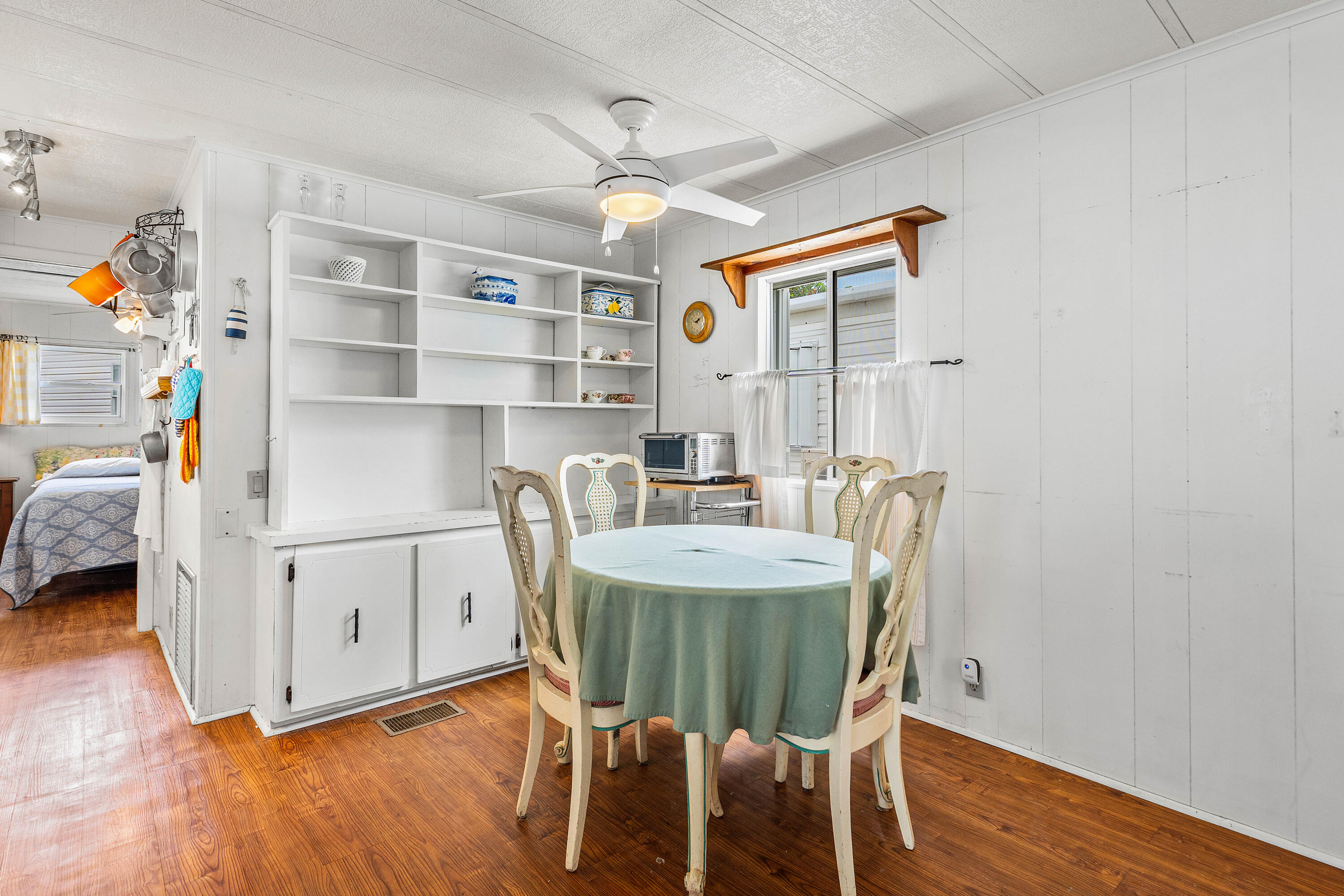 BRINY BREEZES INC - Residential Lease