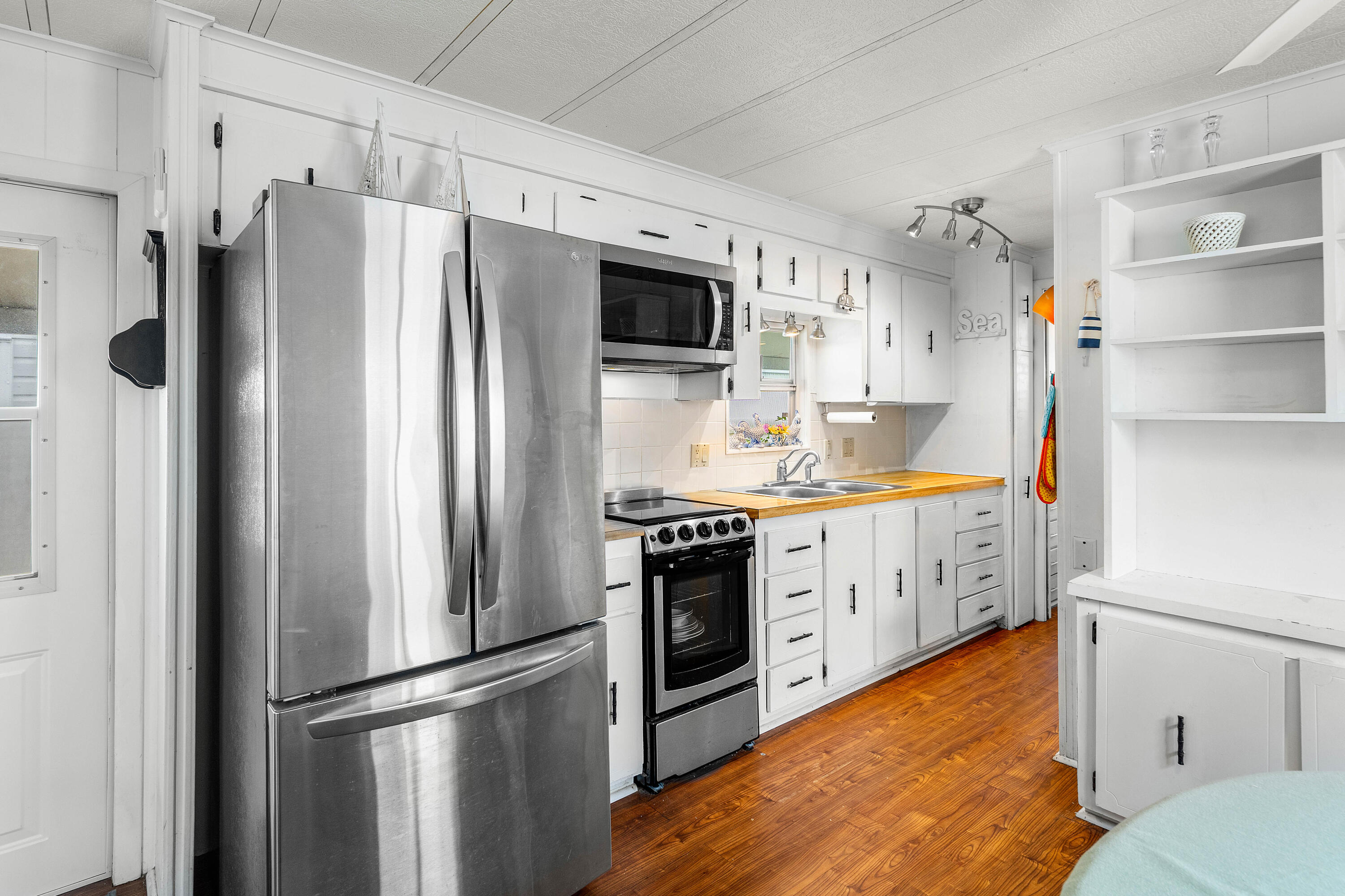 BRINY BREEZES INC - Residential Lease