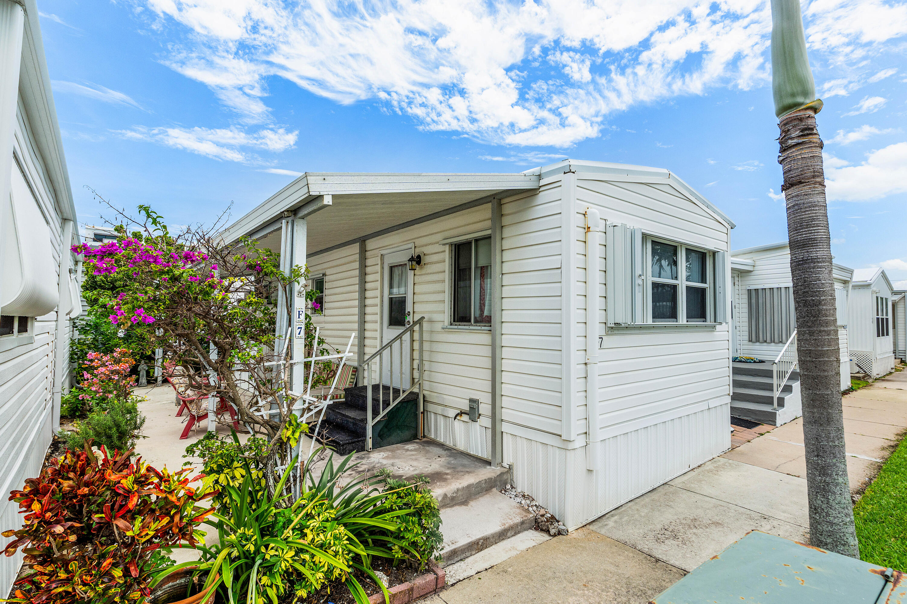 Available for 2026-2027 Season. October- July. 6 month renter preferred. 1 bed/1 bath, walking distance to the beach!   $2,100 for 6-9 months + electric  $2,300 for 4-5 months (or less) + electric & tax