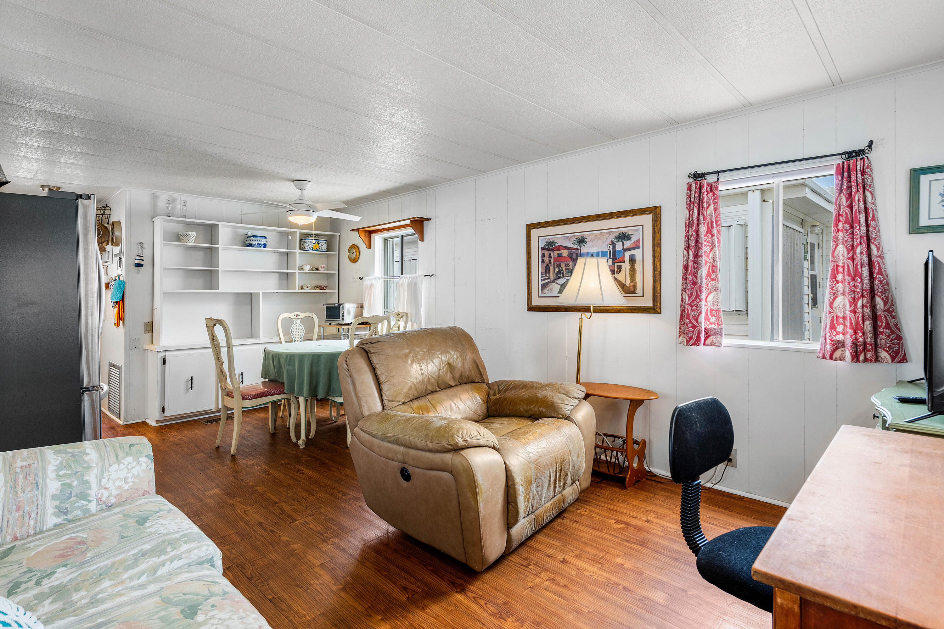 BRINY BREEZES INC - Residential Lease