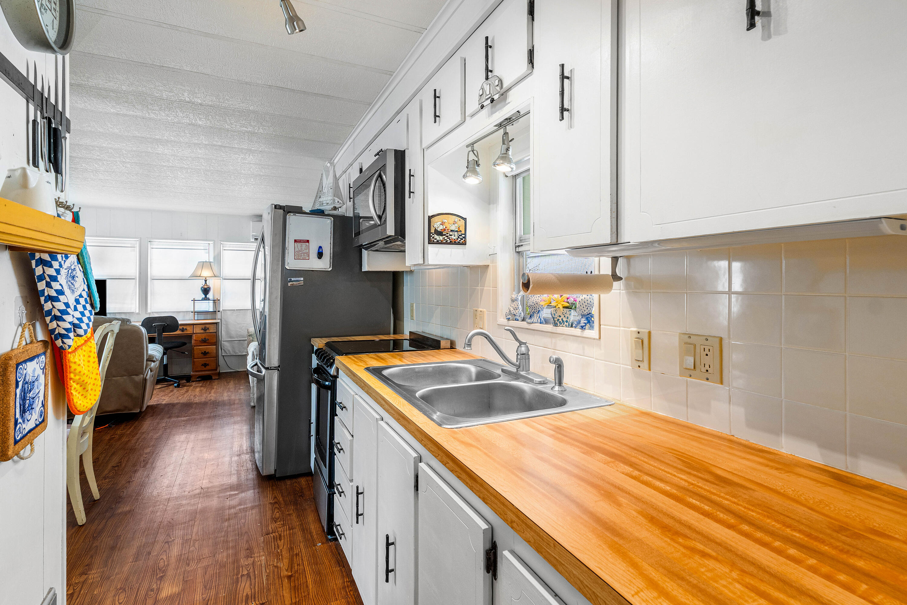 BRINY BREEZES INC - Residential Lease