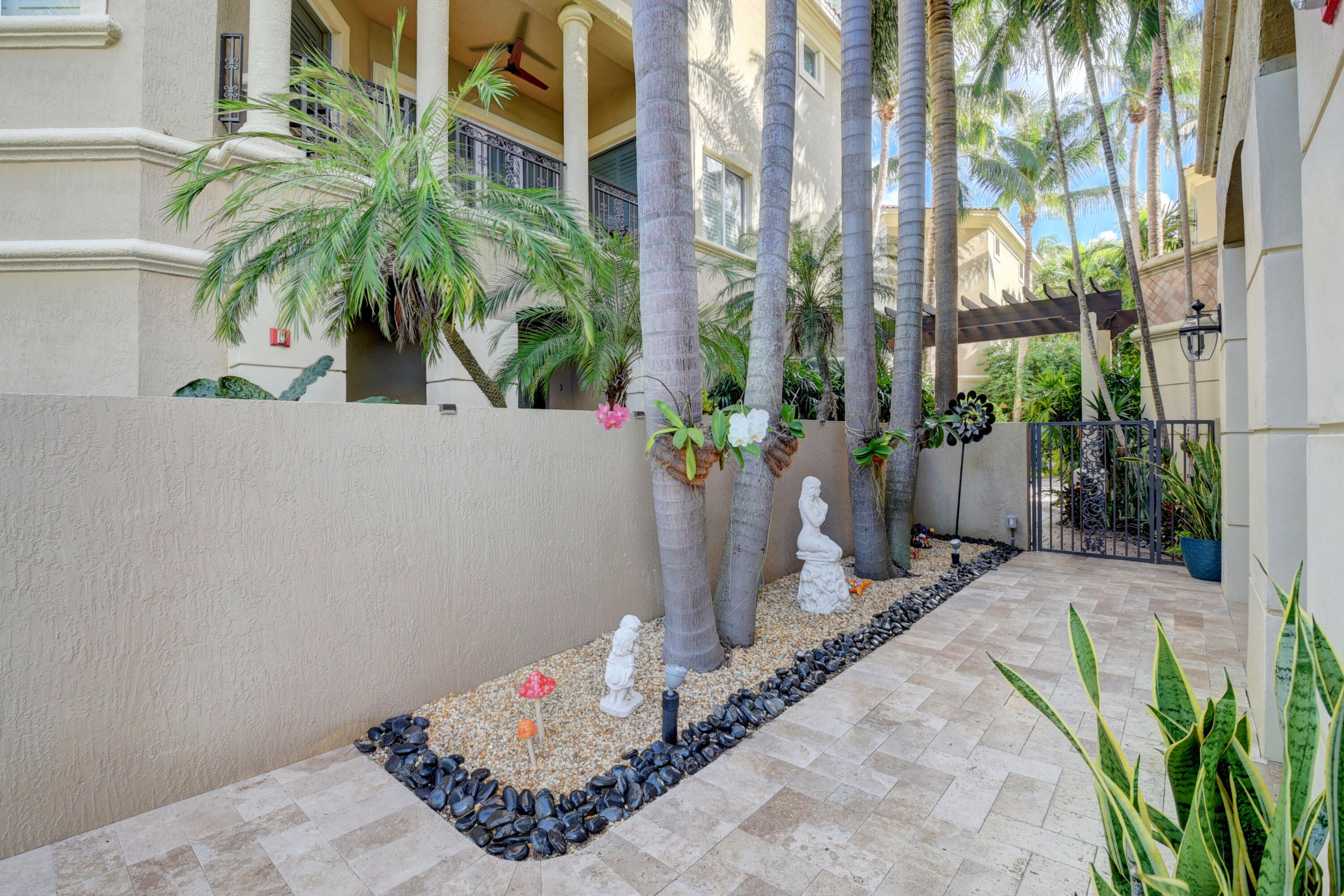 SATURNIA - Residential Lease