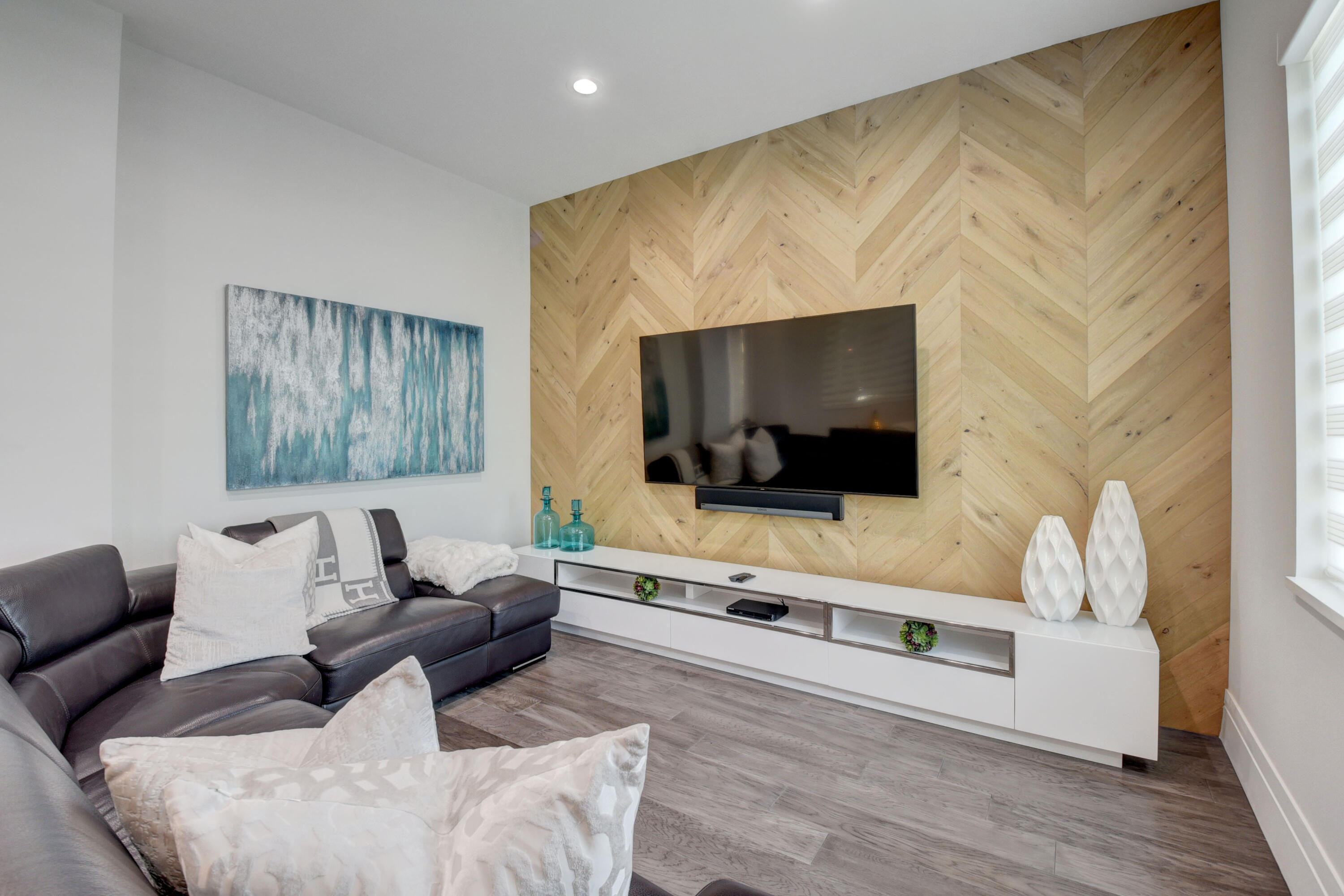 SATURNIA - Residential Lease
