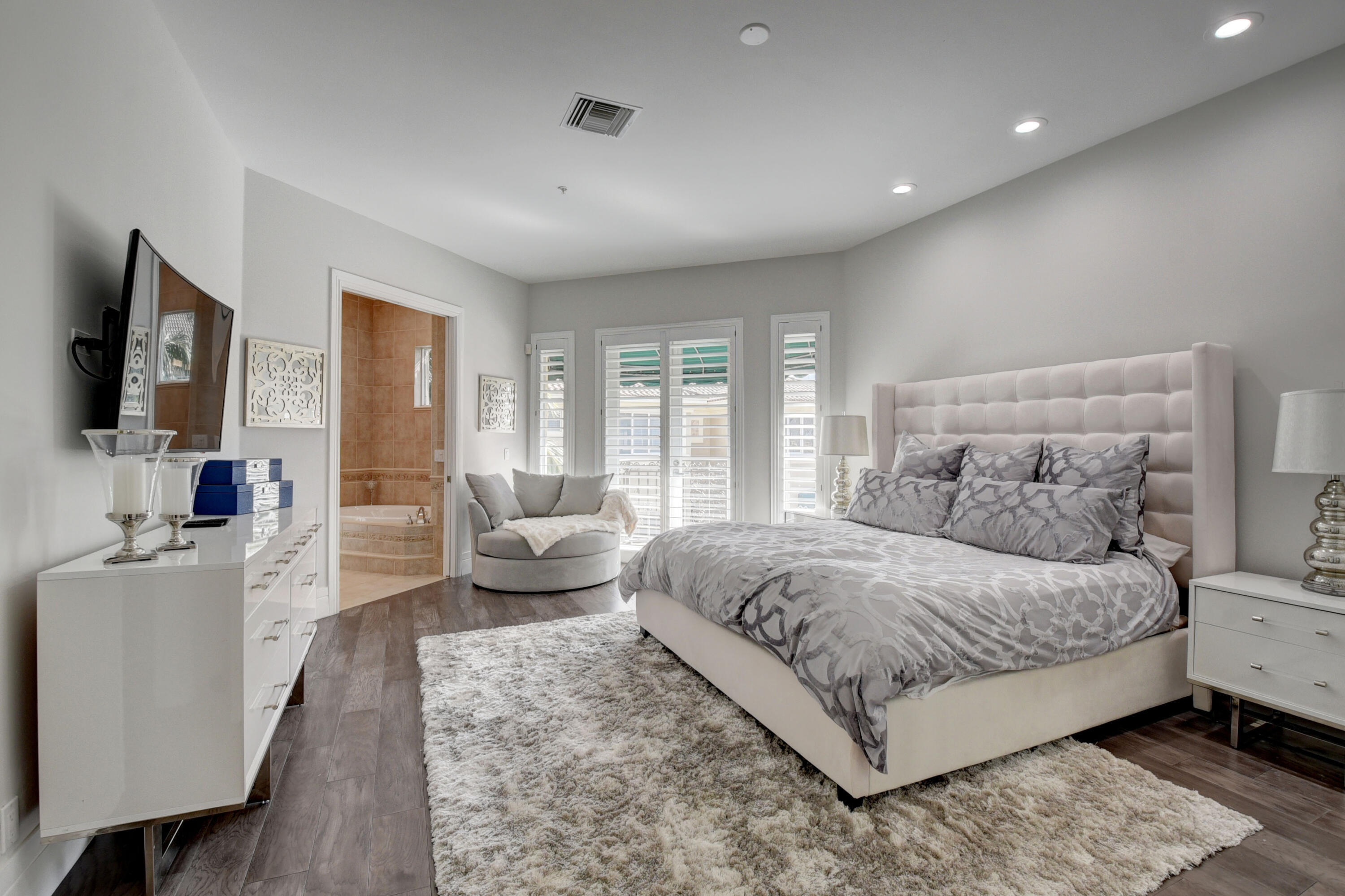 SATURNIA - Residential Lease