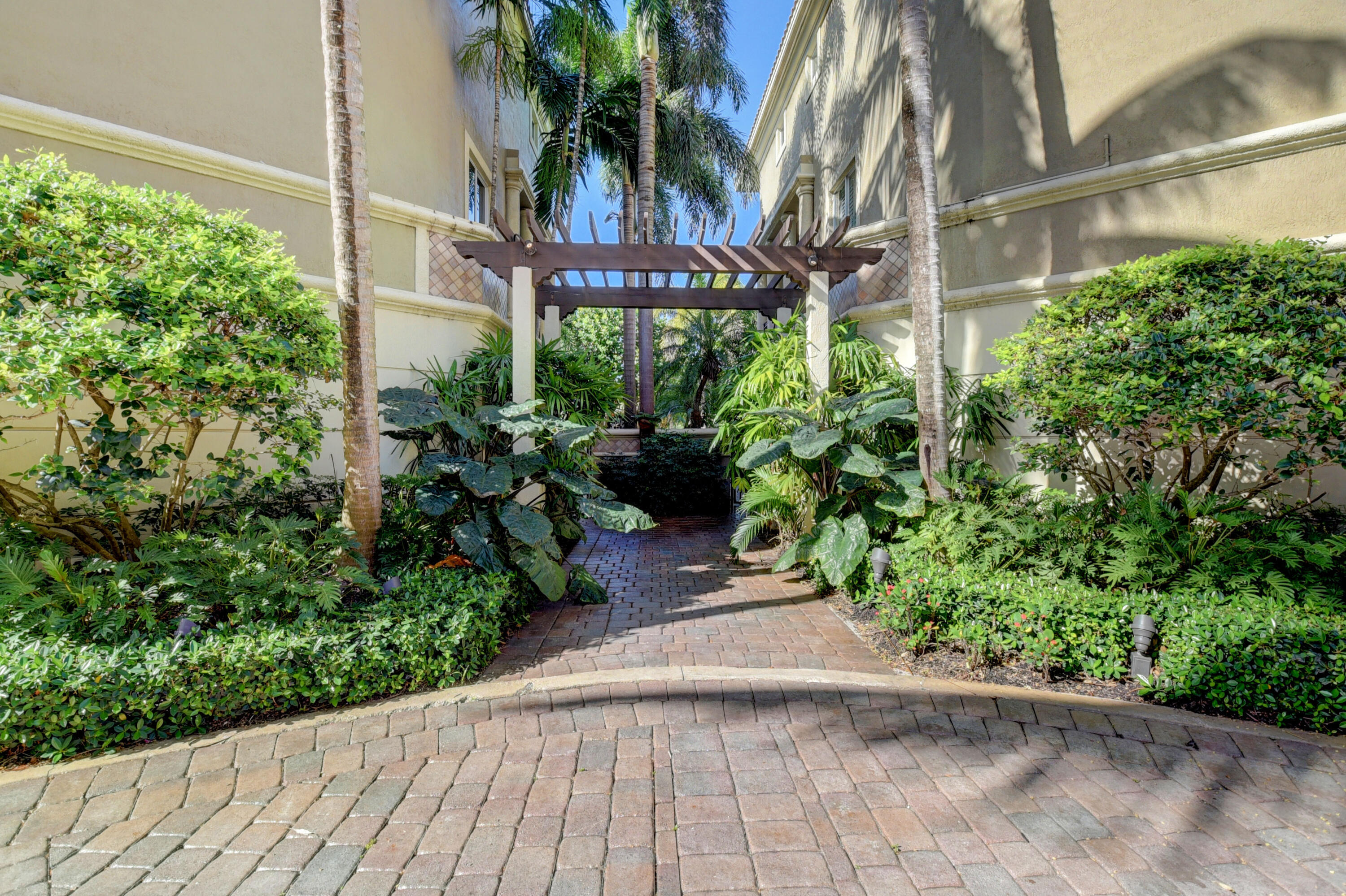 SATURNIA - Residential Lease