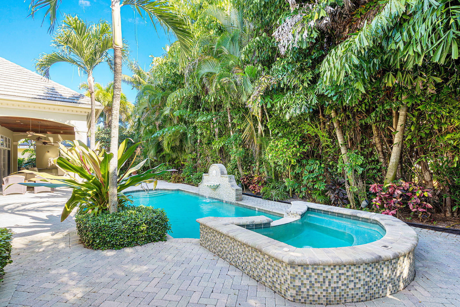 ROYAL PALM YACHT & COUNTRY CLUB - Residential