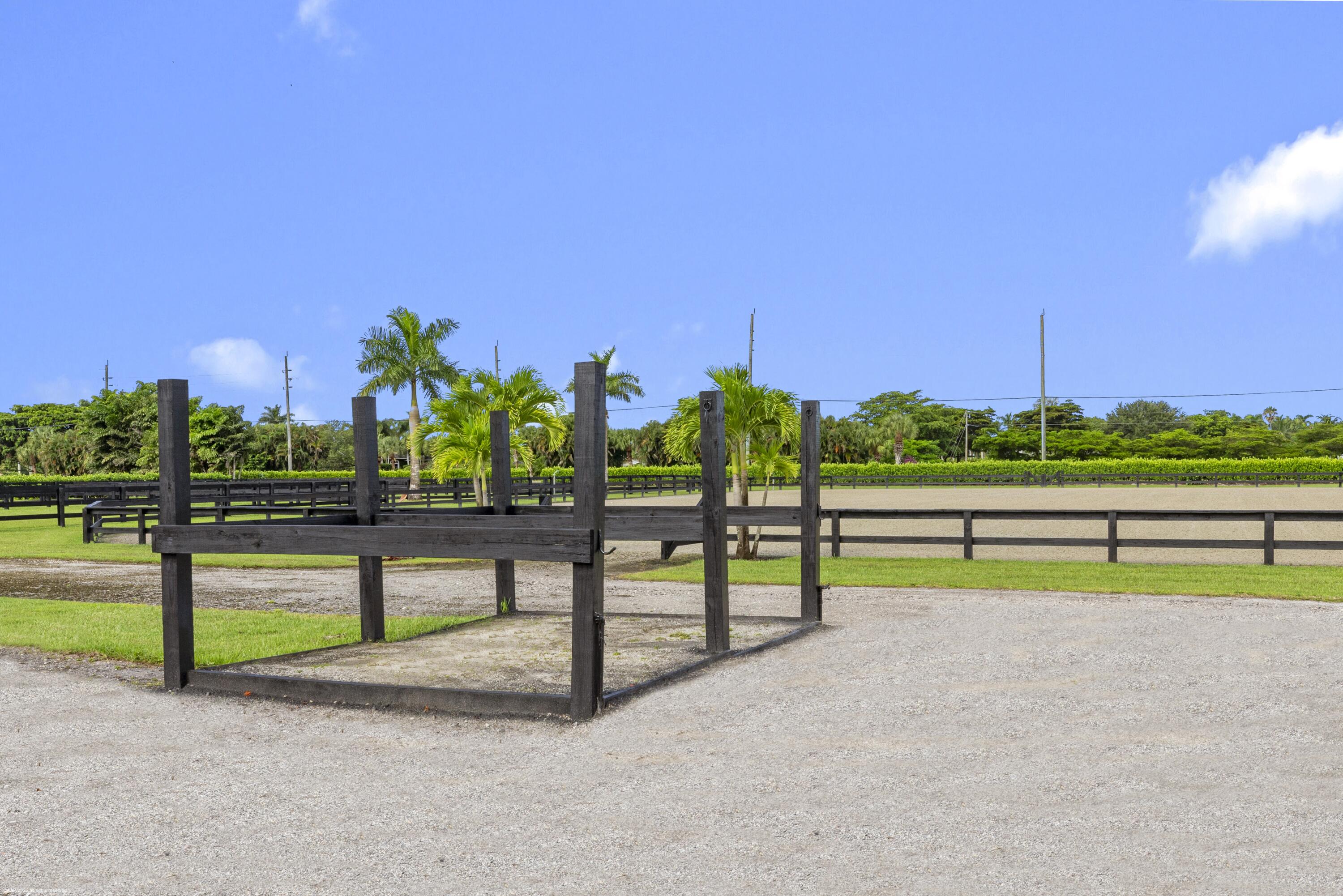GRAND PRIX VILLAGE SOUTH - Land
