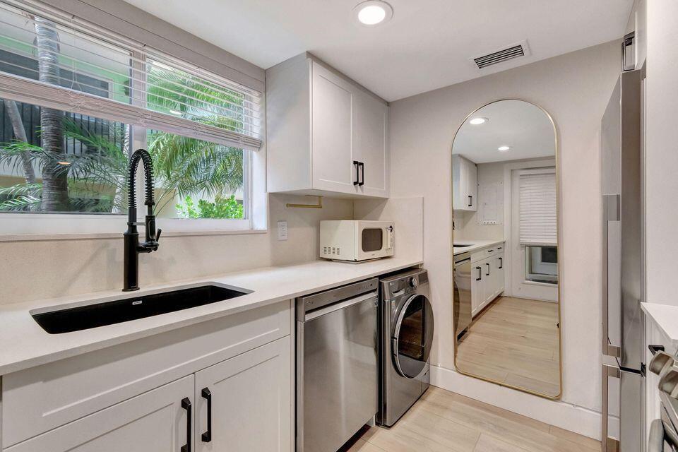PALM SQUARE - Residential Lease