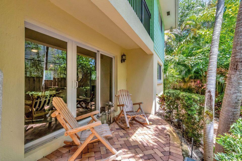 PALM SQUARE - Residential Lease