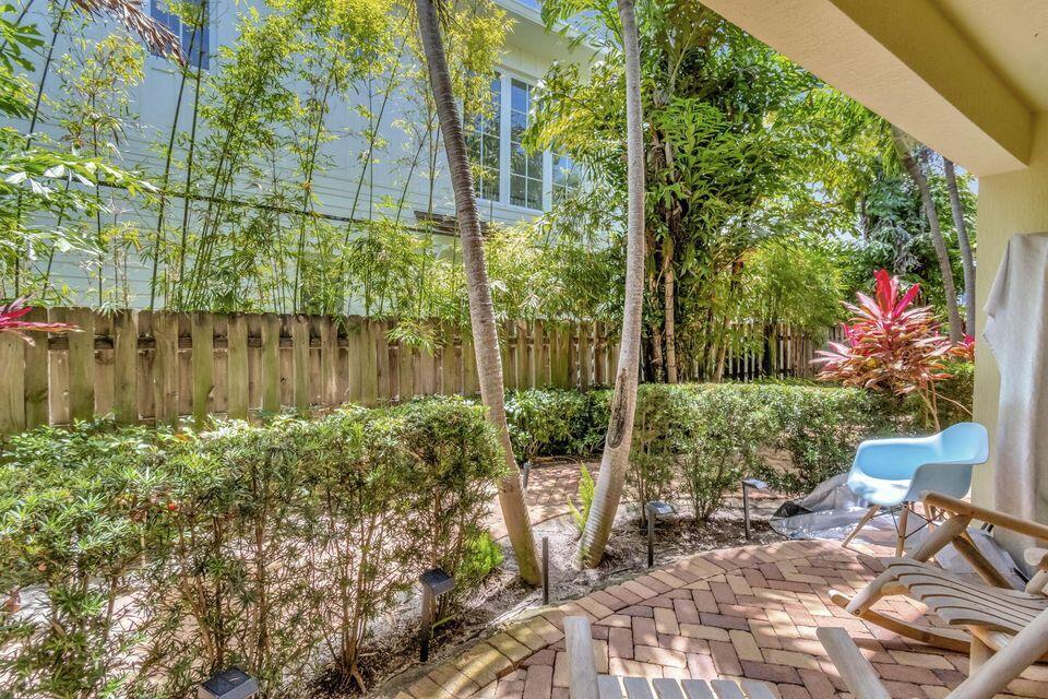 PALM SQUARE - Residential Lease