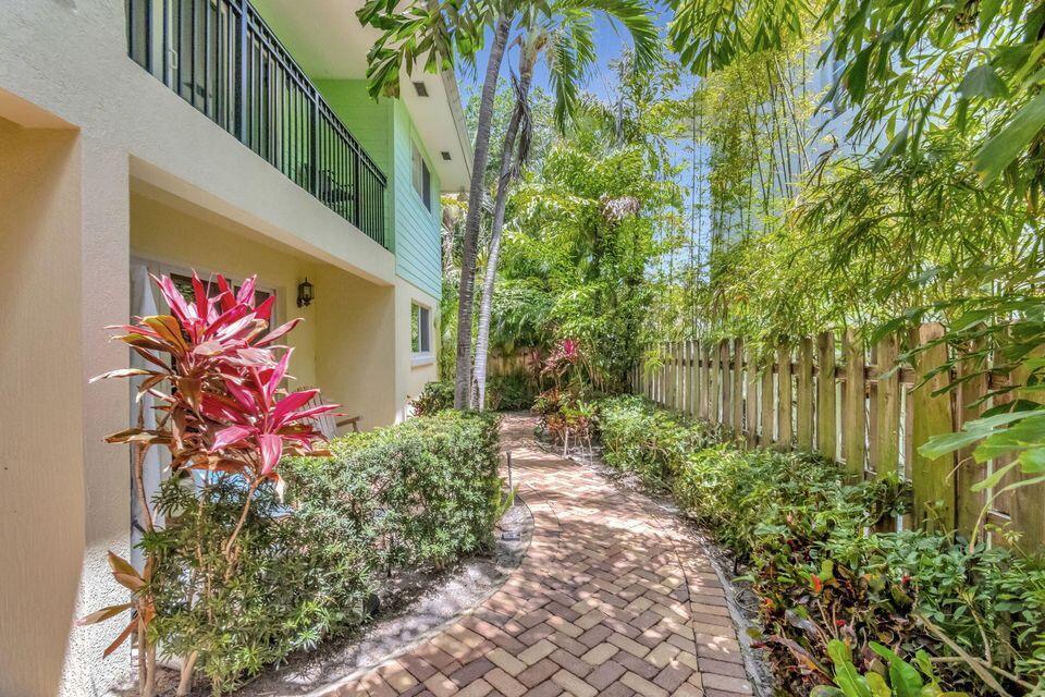 PALM SQUARE - Residential Lease