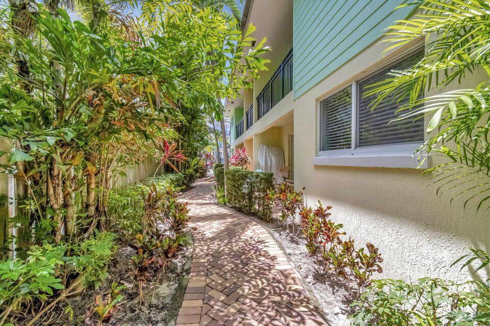 PALM SQUARE - Residential Lease