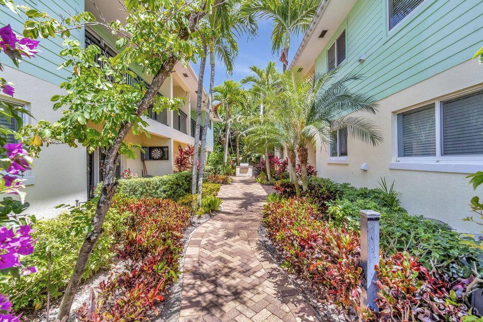 PALM SQUARE - Residential Lease