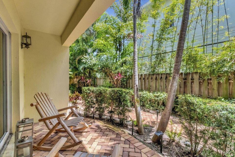 PALM SQUARE - Residential Lease